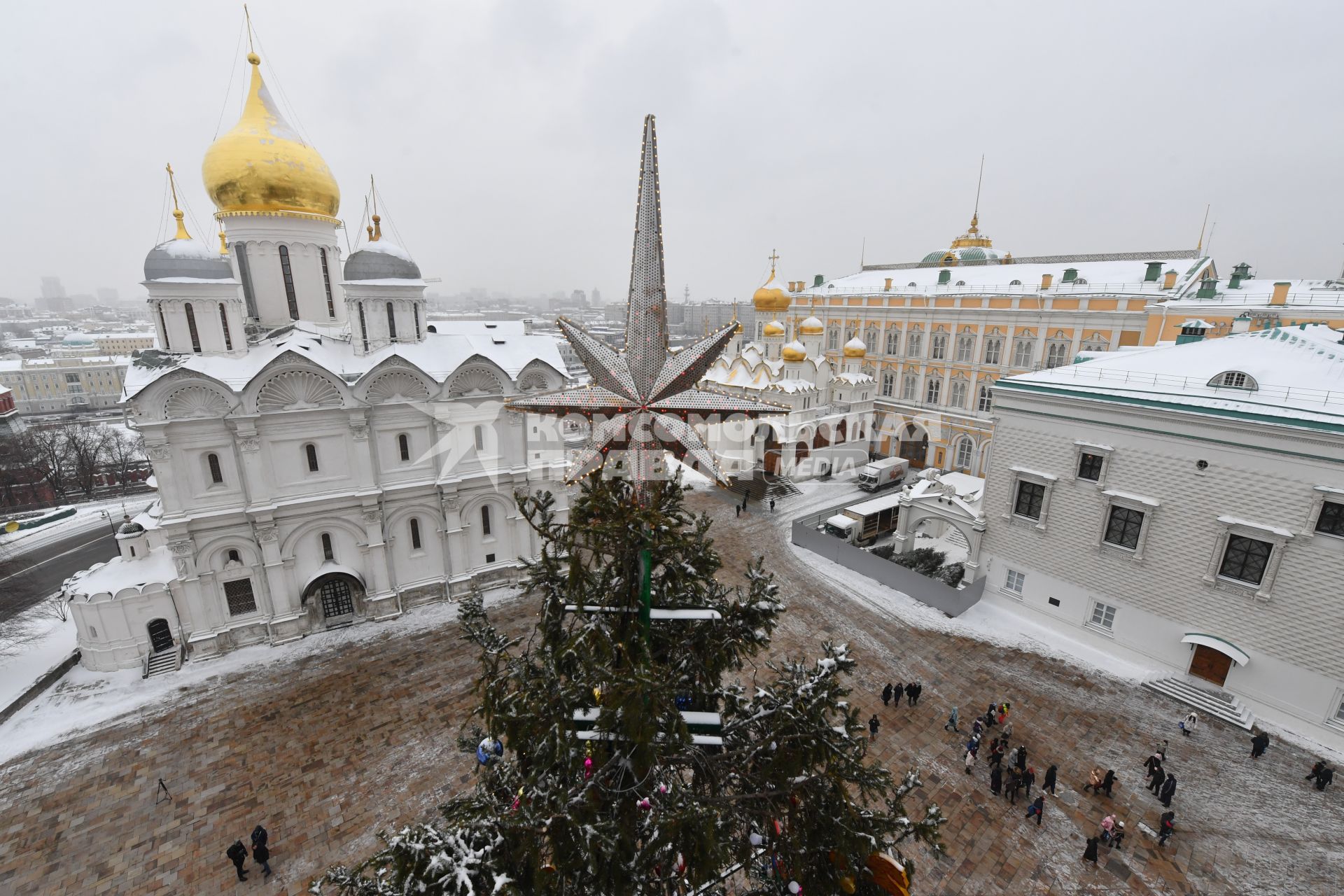 Москва.  Украшенная новогодняя елка на Соборной площади Московского Кремля.