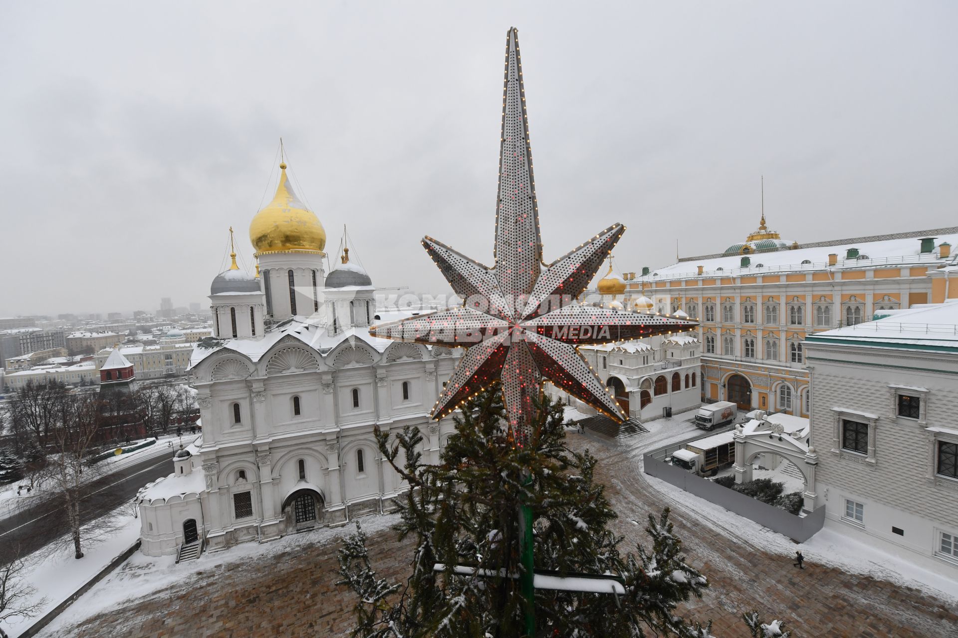 Москва.  Украшенная новогодняя елка на Соборной площади Московского Кремля.