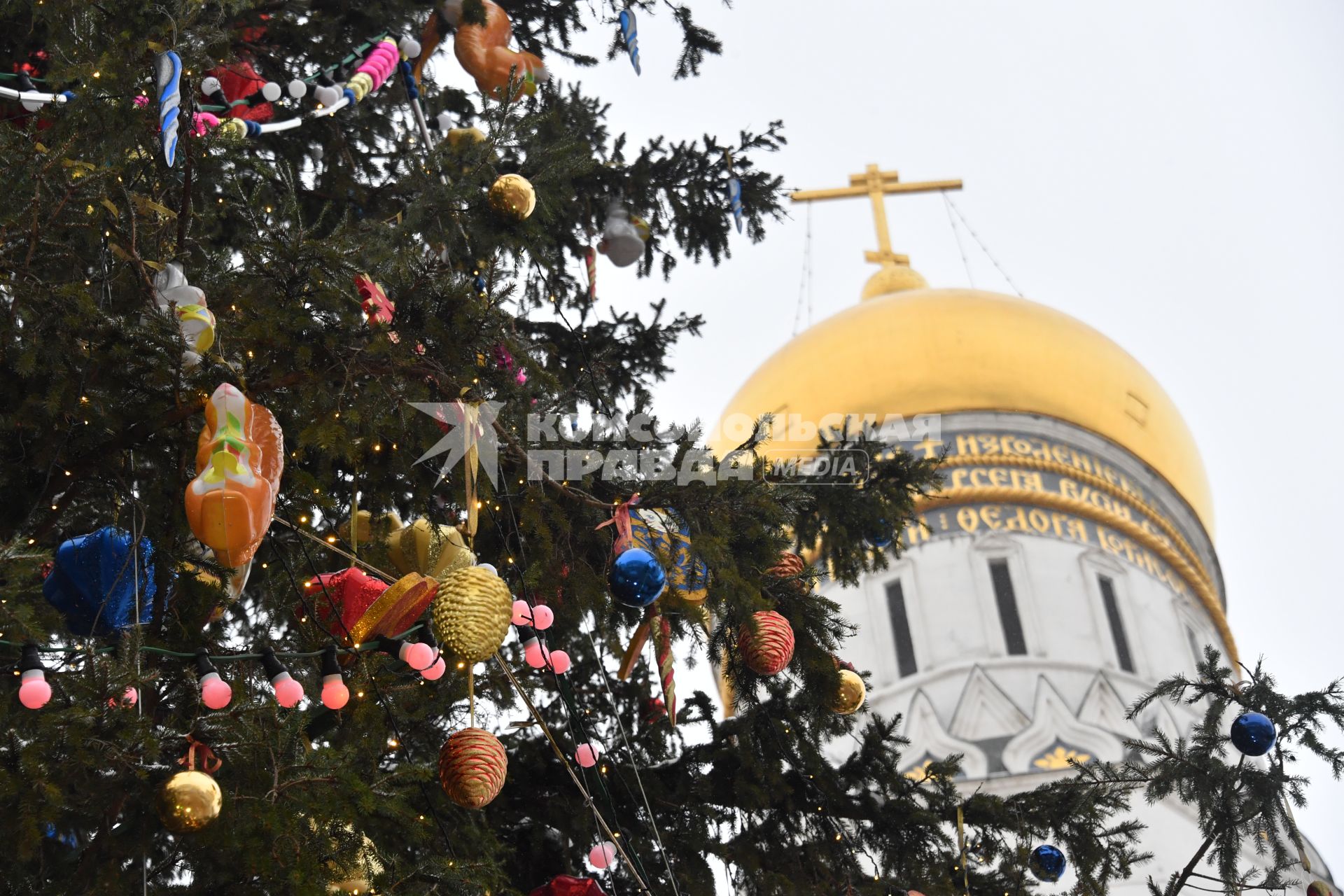 Москва.  Украшенная новогодняя елка на Соборной площади Московского Кремля.