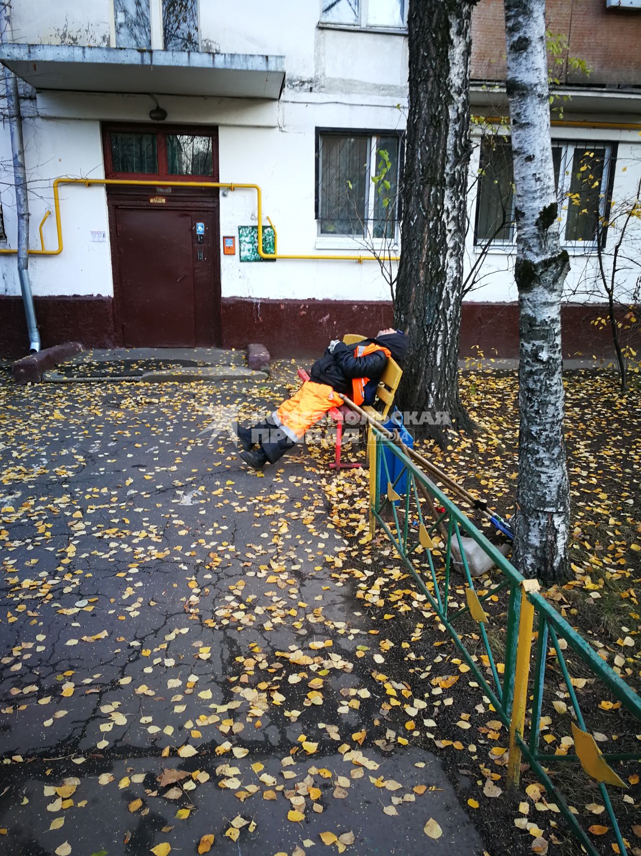 Москва. Дворник спит  на скамейке.