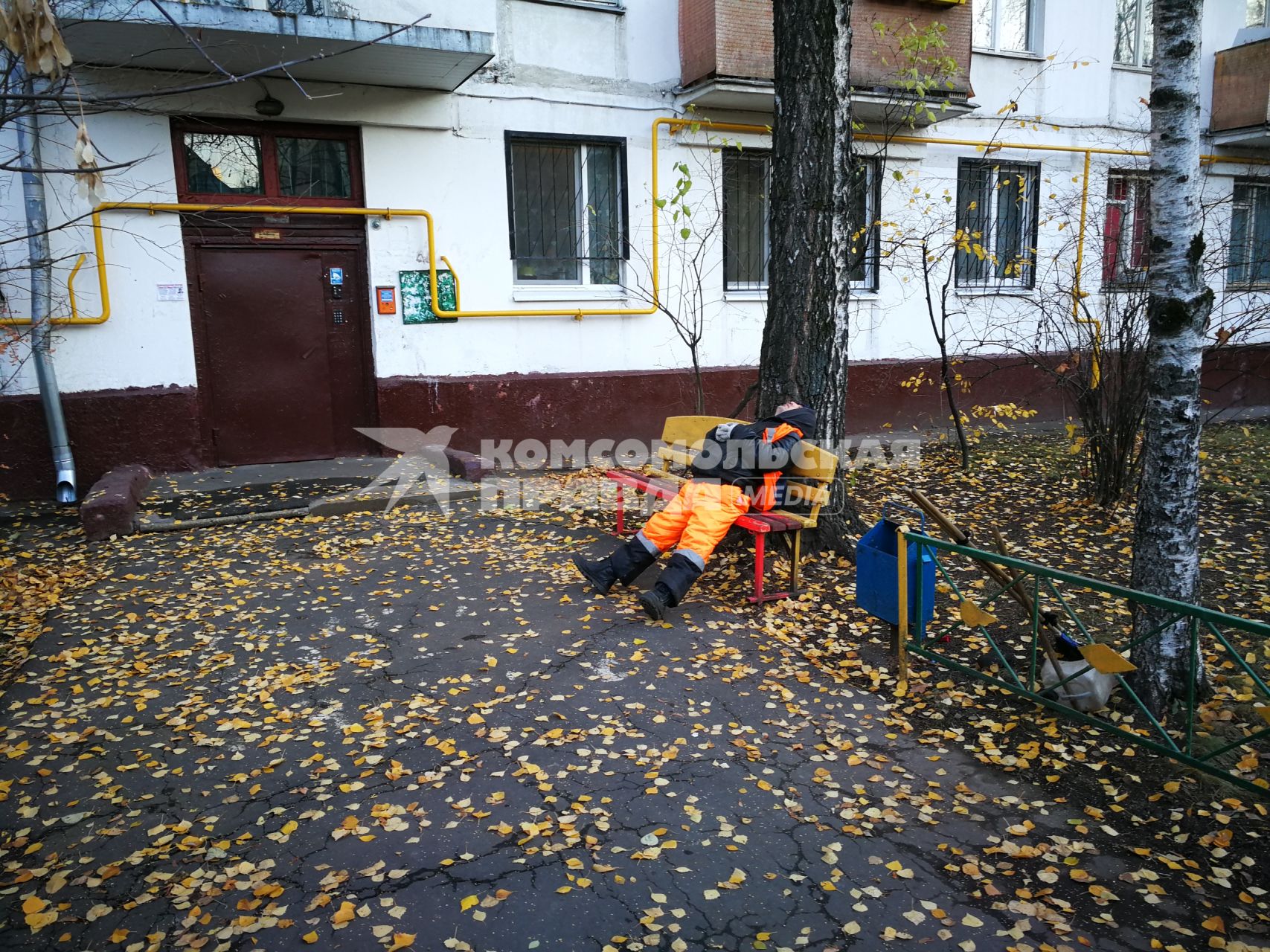 Москва. Дворник спит  на скамейке.