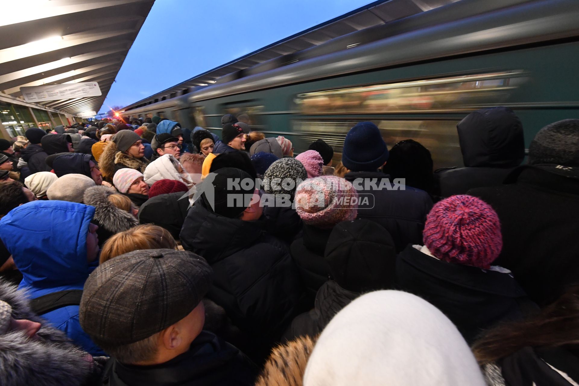 Москва.   Пассажиры в ожидании поезда на платформе станции метро `Выхино` Таганско-Краснопресненской линии.