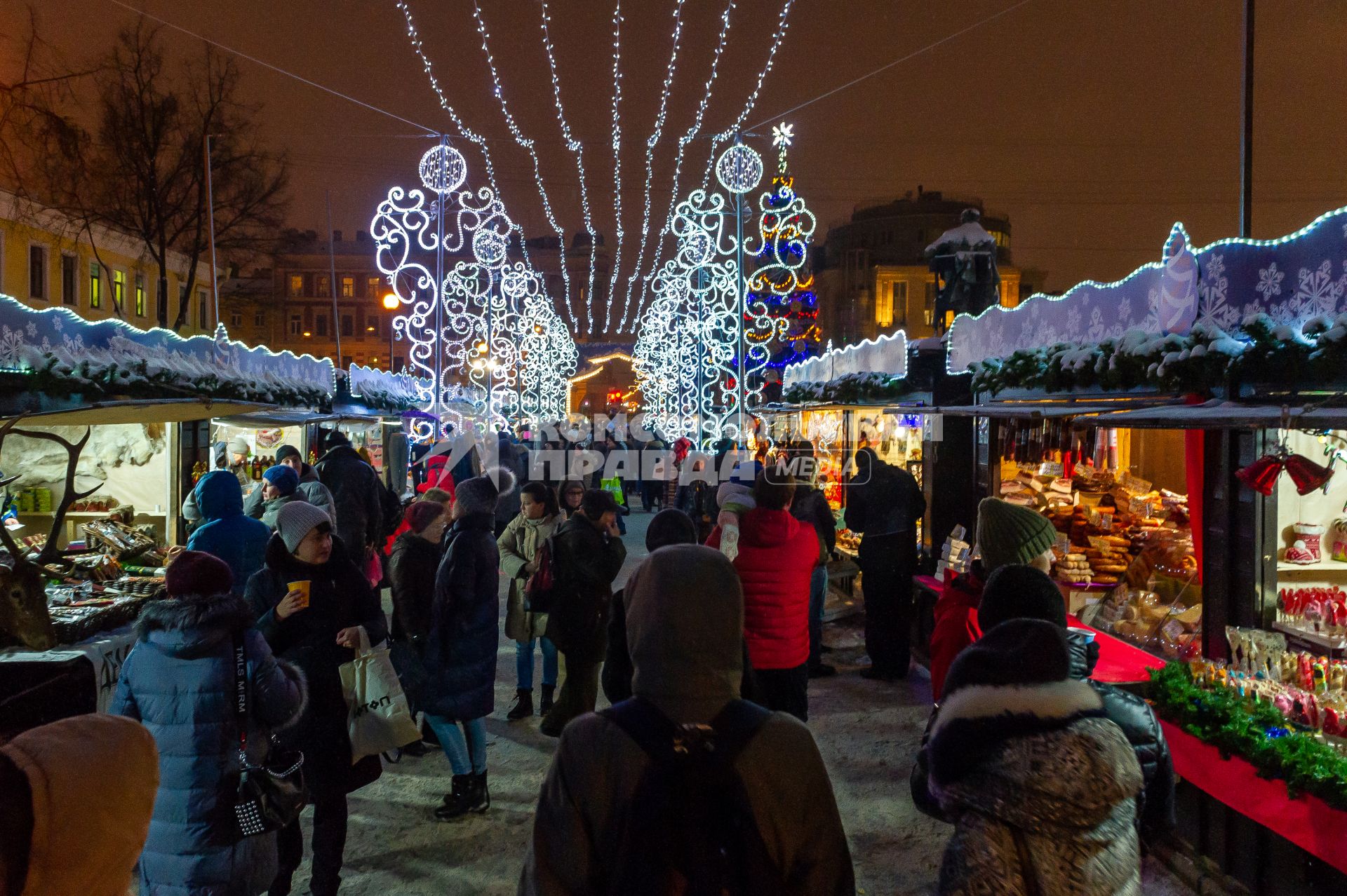 Санкт-Петербург.  Городская Рождественская ярмарка открылась на Пионерской площади.