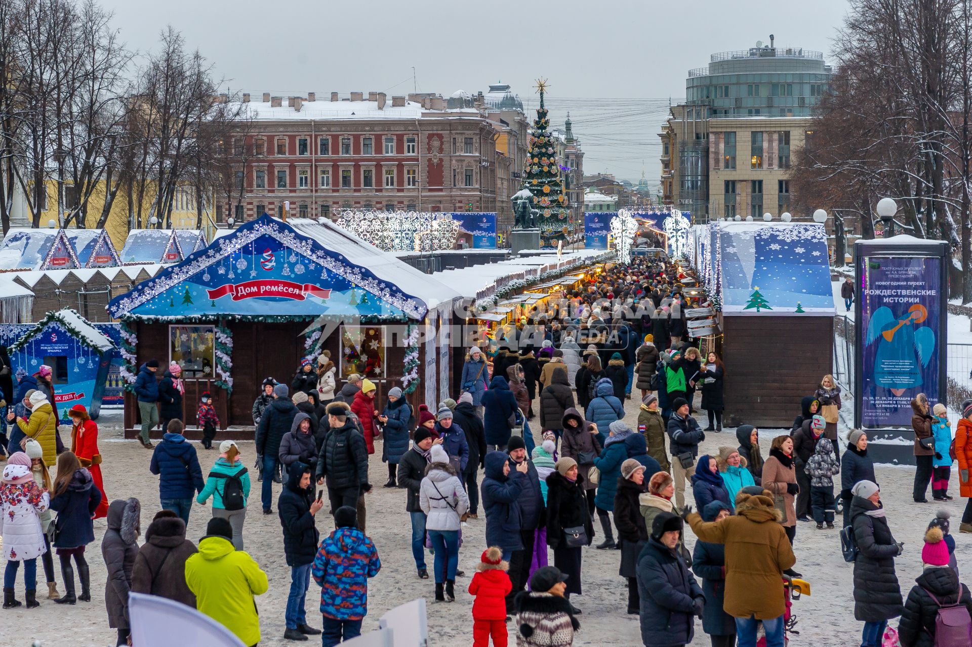 Санкт-Петербург.  Городская Рождественская ярмарка открылась на Пионерской площади.