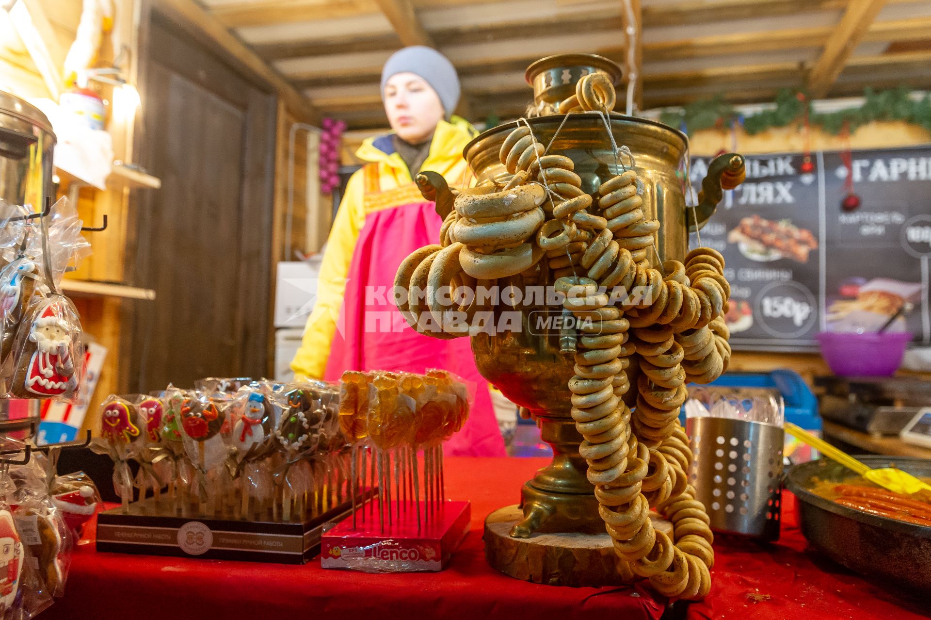 Санкт-Петербург. Торговля чаем и сладостями на городской Рождественской ярмарке, которая  открылась на Пионерской площади.