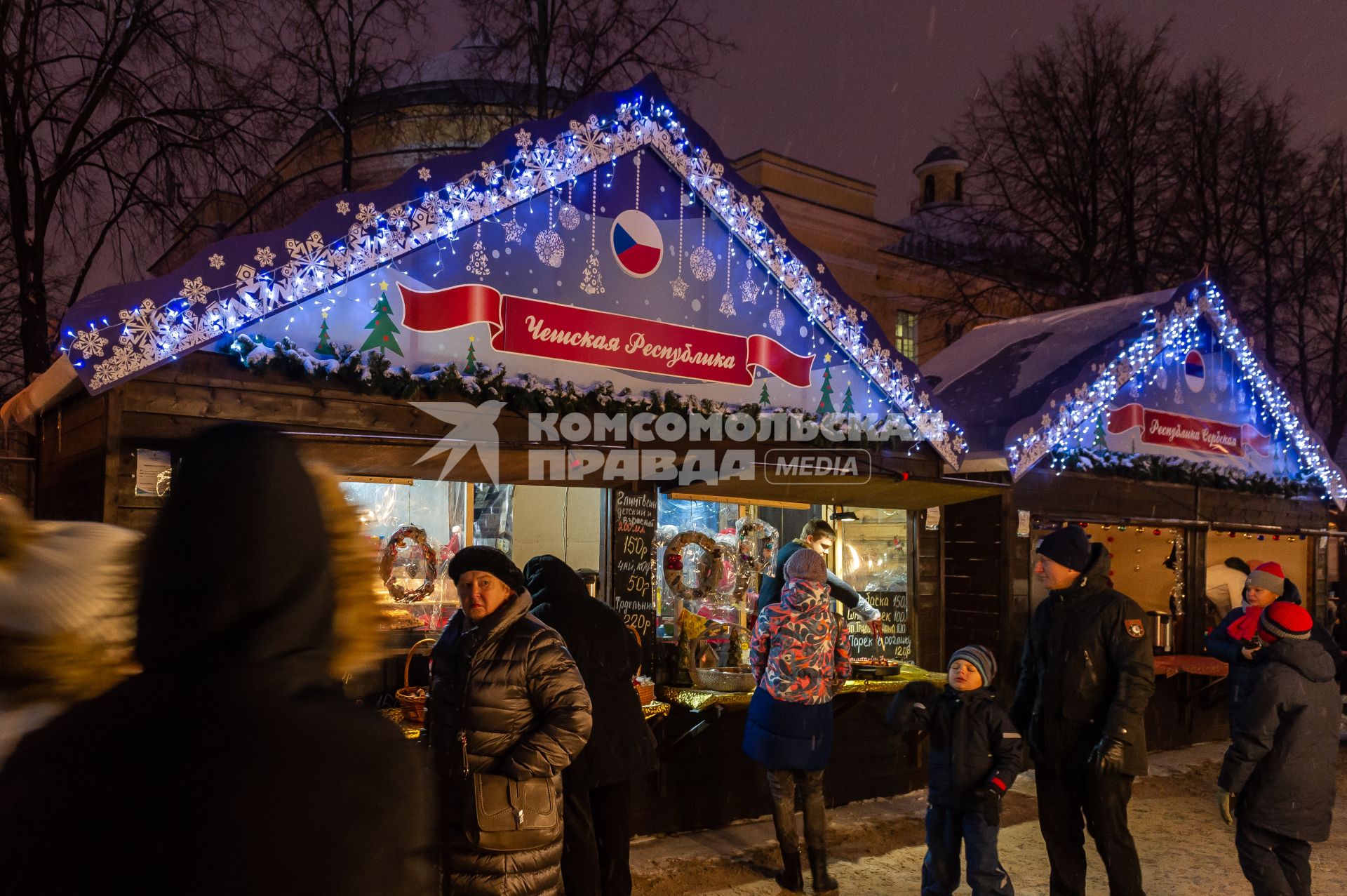 Санкт-Петербург.  Торговля фастфудом на городской Рождественской ярмарке, которая  открылась на Пионерской площади.