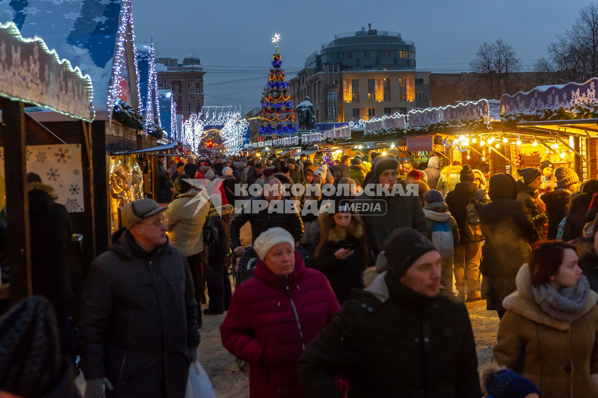 Санкт-Петербург.  Городская Рождественская ярмарка открылась на Пионерской площади.