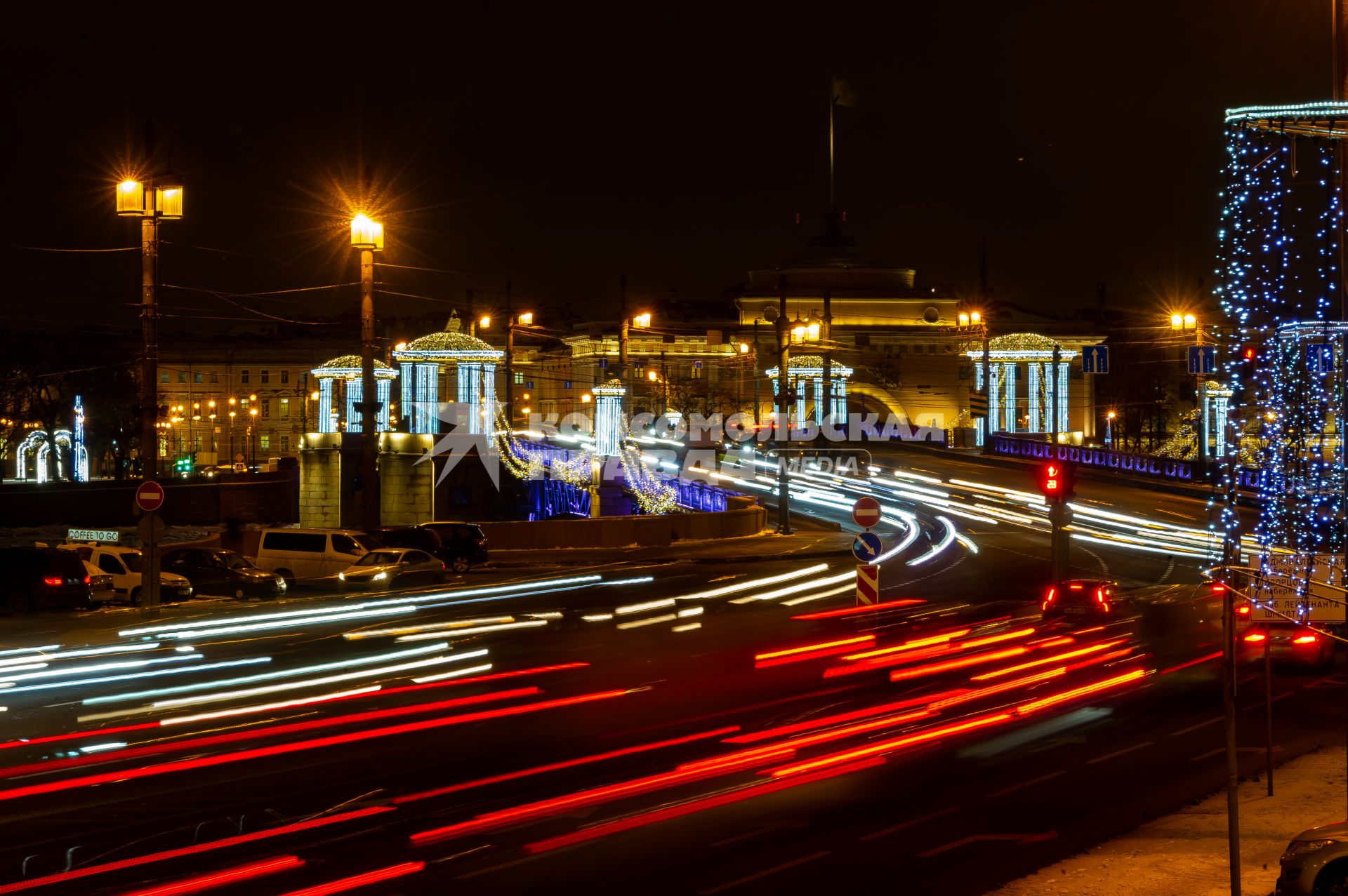 Санкт-Петербург.  Вид на Дворцовый мост.