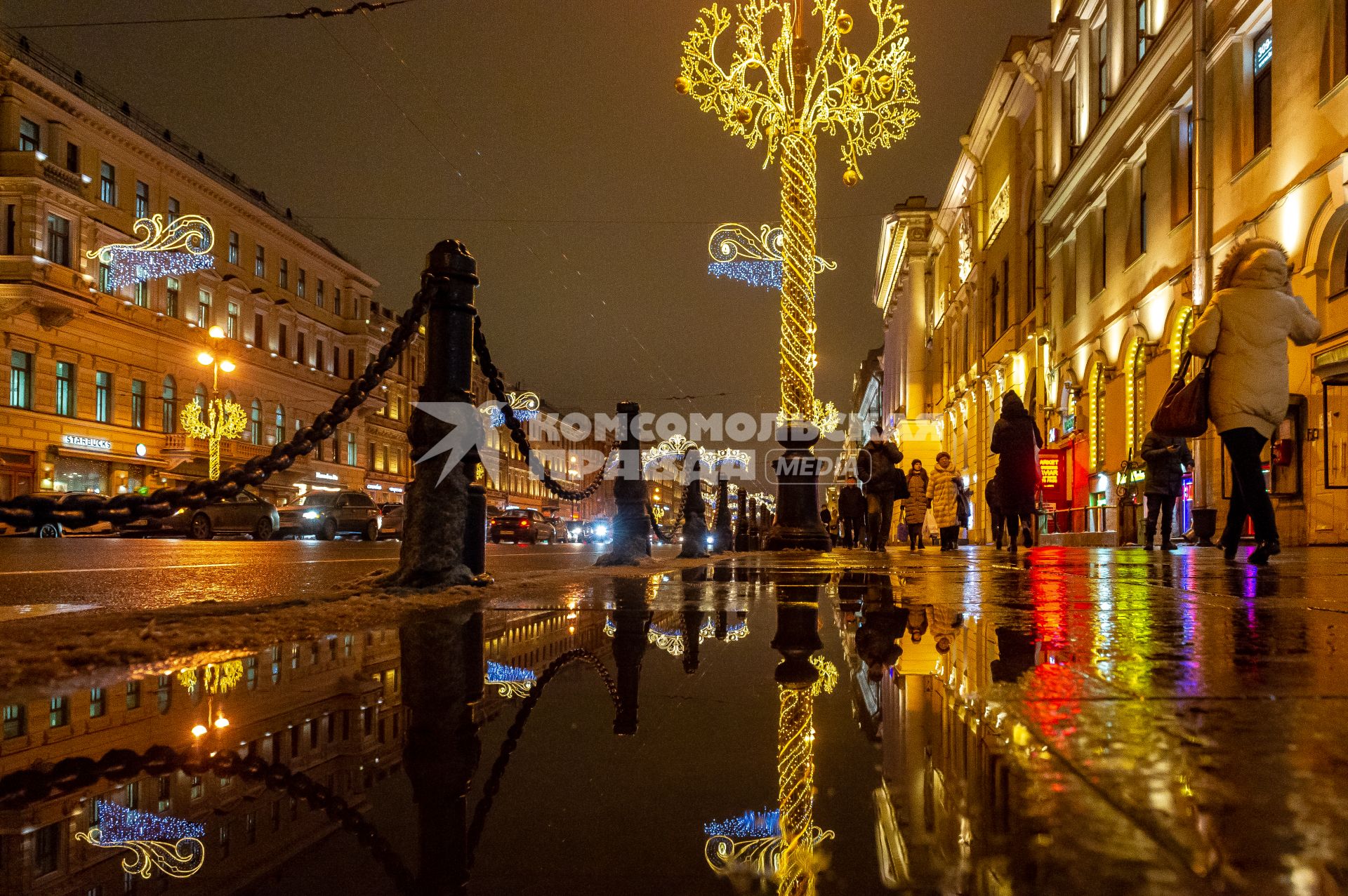Санкт-Петербург. Новогодняя иллюминация на Невском проспекте.
