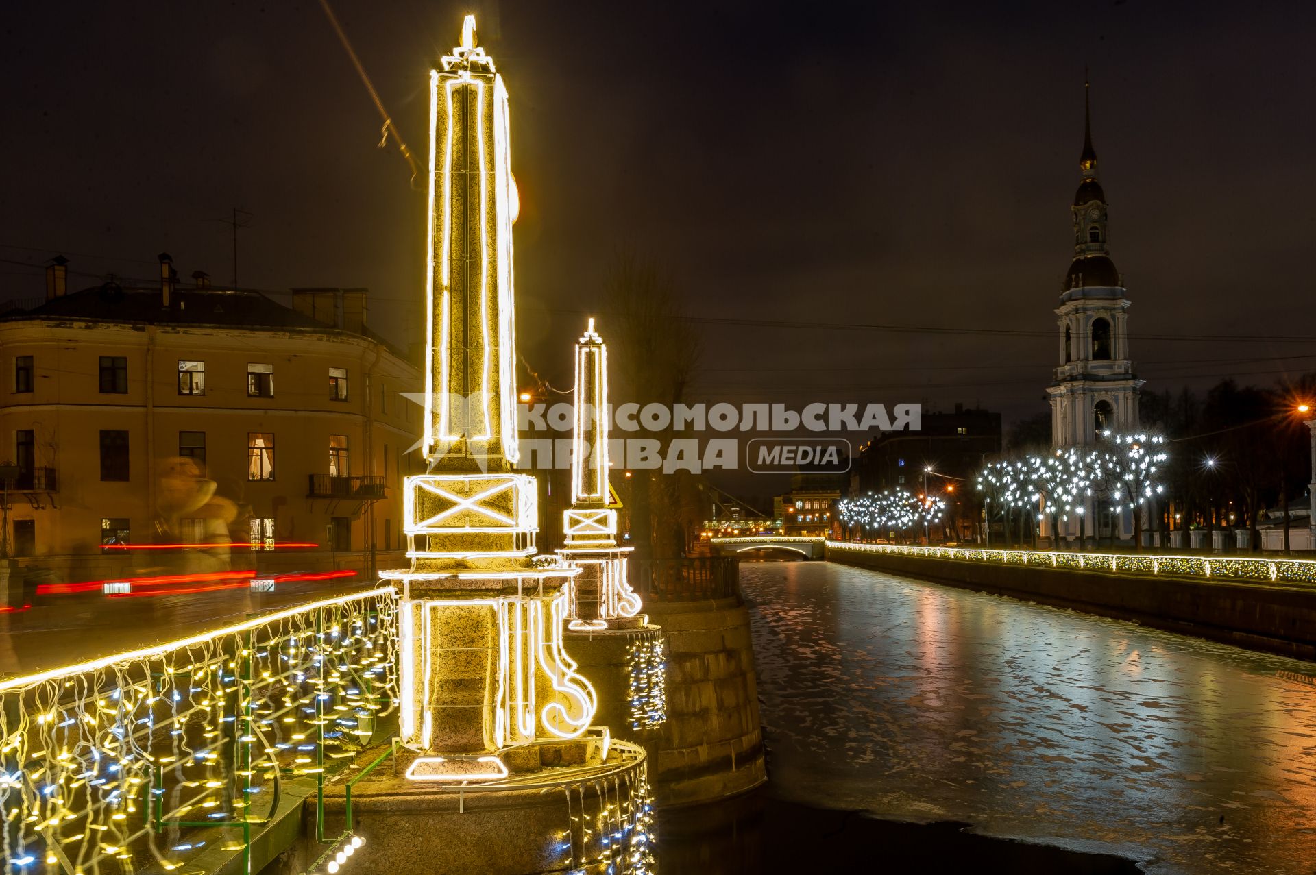 Санкт-Петербург.  Пикалов мост, украшенный к Новому году.