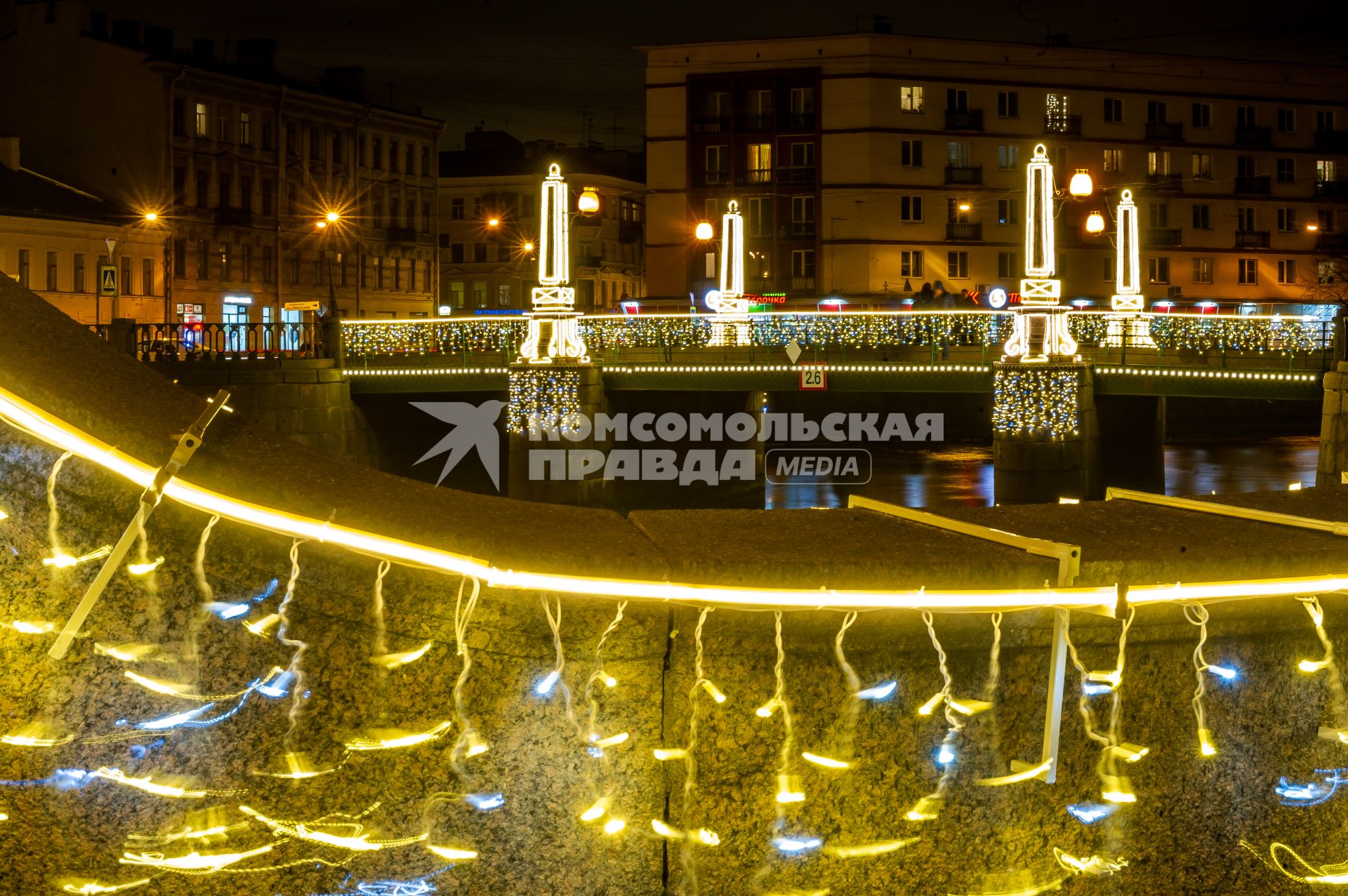 Санкт-Петербург.  Пикалов мост, украшенный к Новому году.