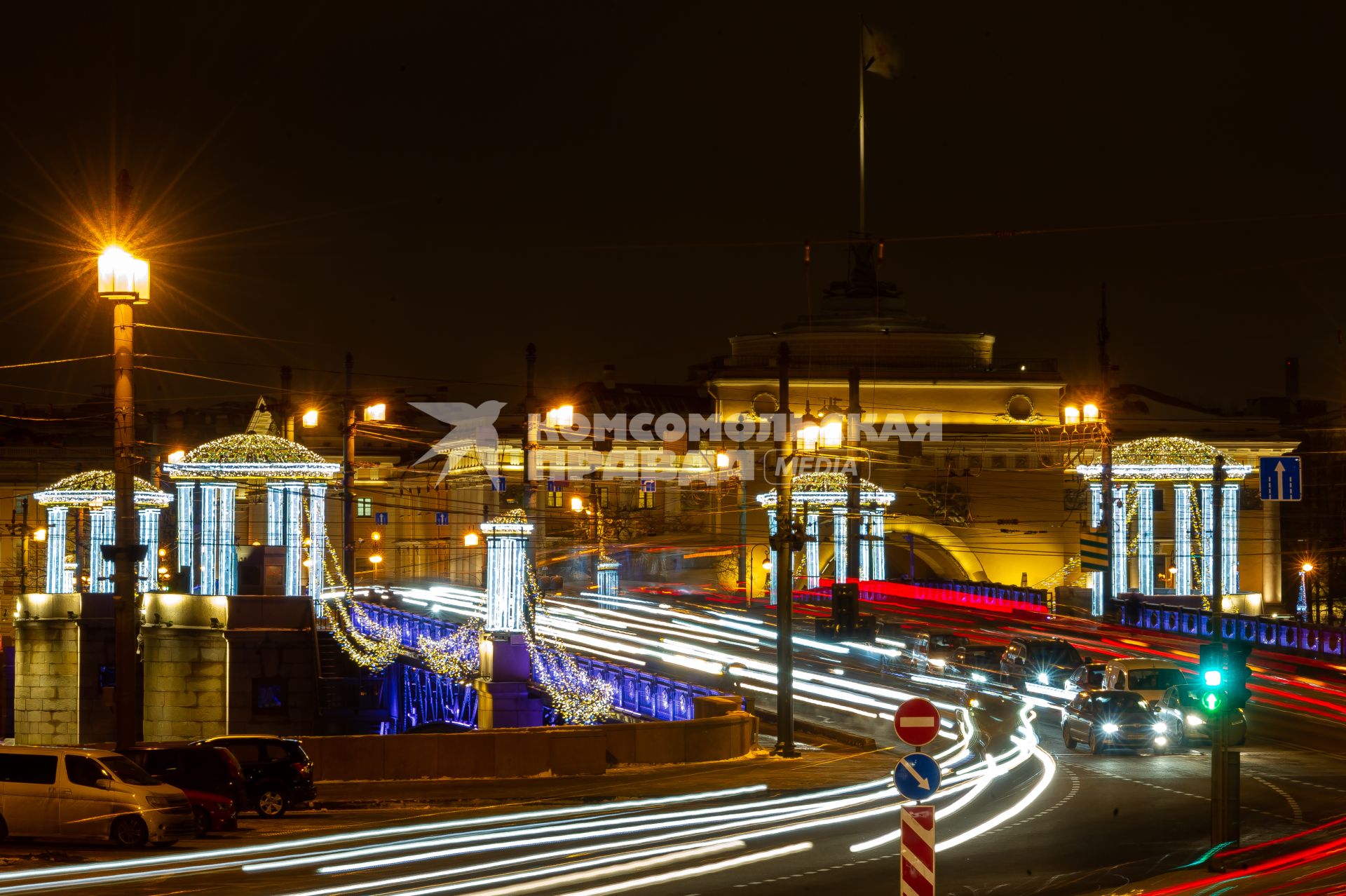 Санкт-Петербург.  Вид на Дворцовый мост.