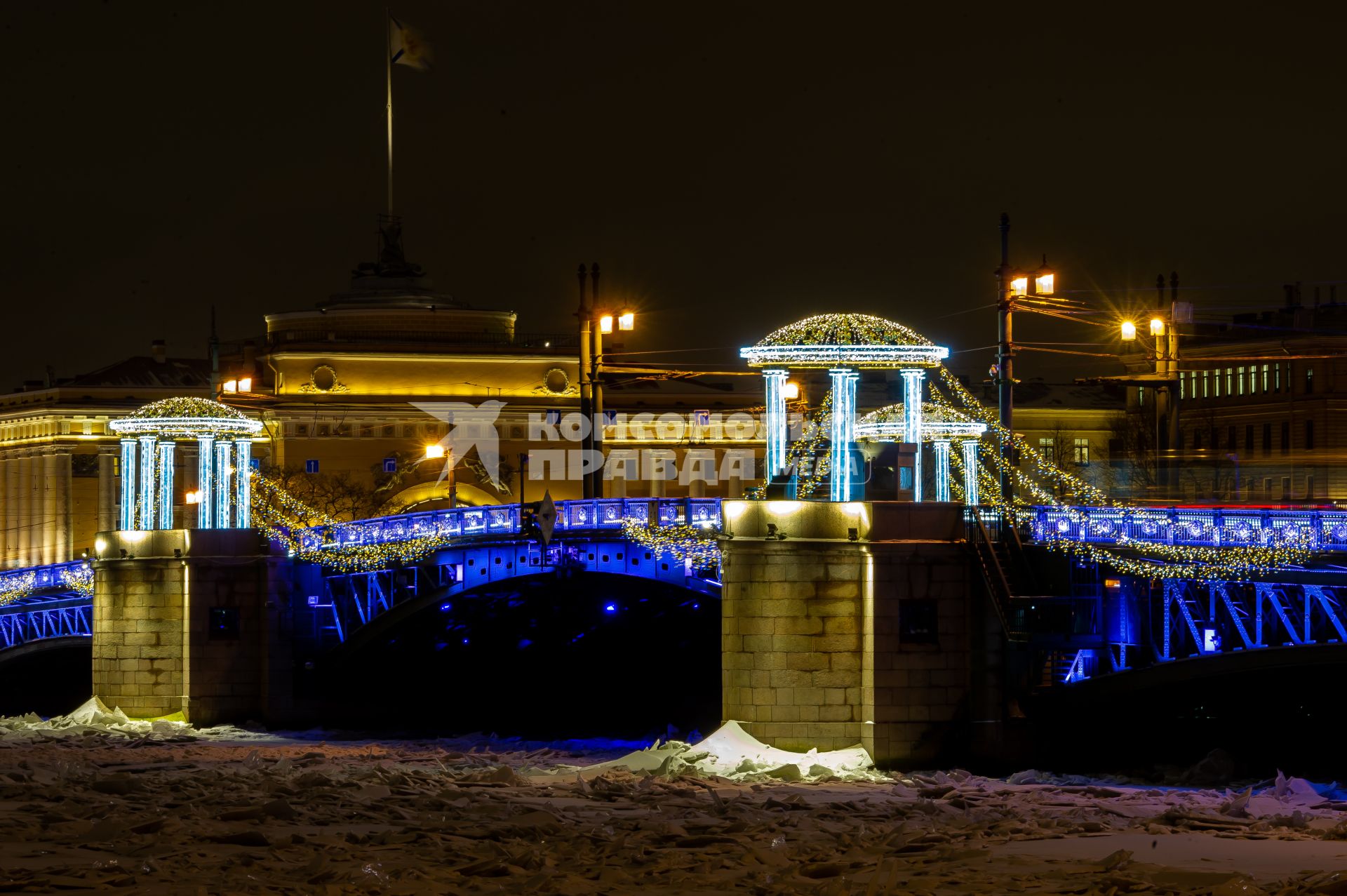 Санкт-Петербург.  Вид на Дворцовый мост.