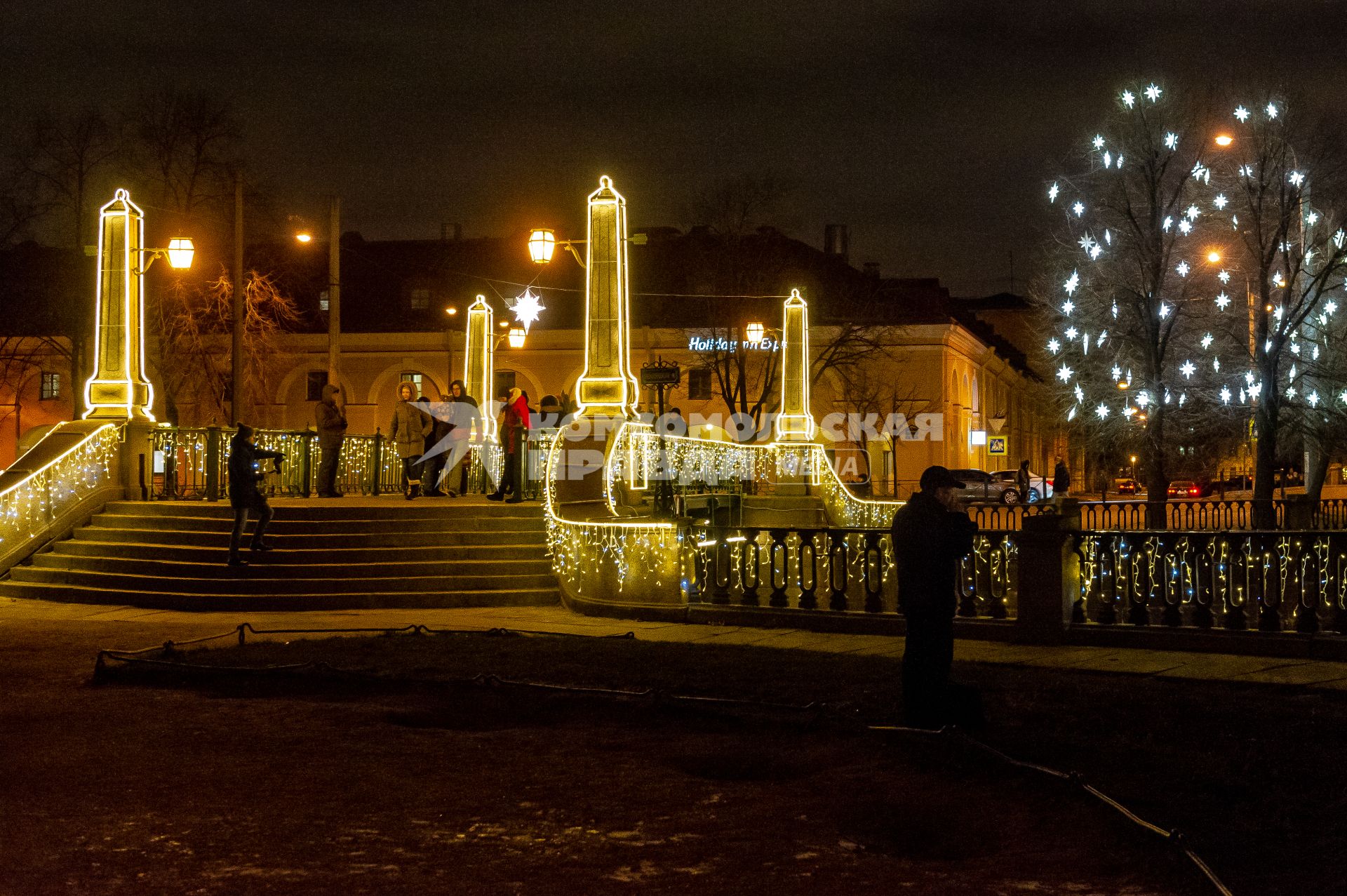 Санкт-Петербург.  Вид на  Красногвардейский мост через канал Грибоедова, украшенный к Новому году.