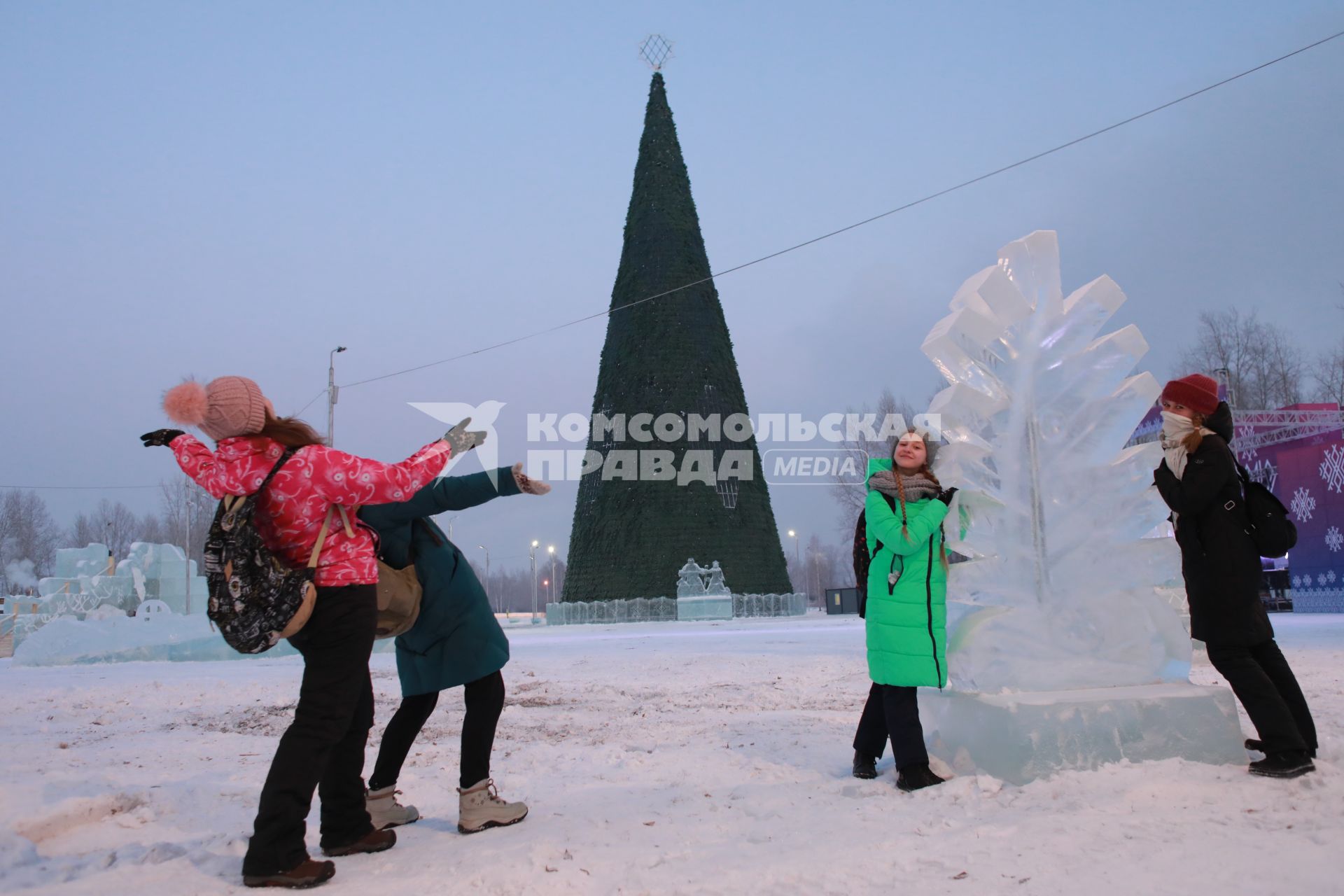 Красноярск. Девушки у самой высокой елки России.