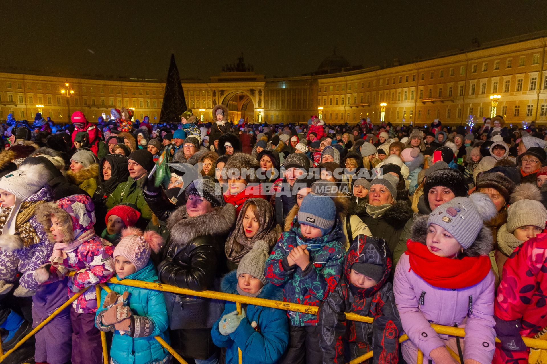 Санкт-Петербург. Дед Мороз зажег огни на главной елке Петербурга  на Дворцовой площади.