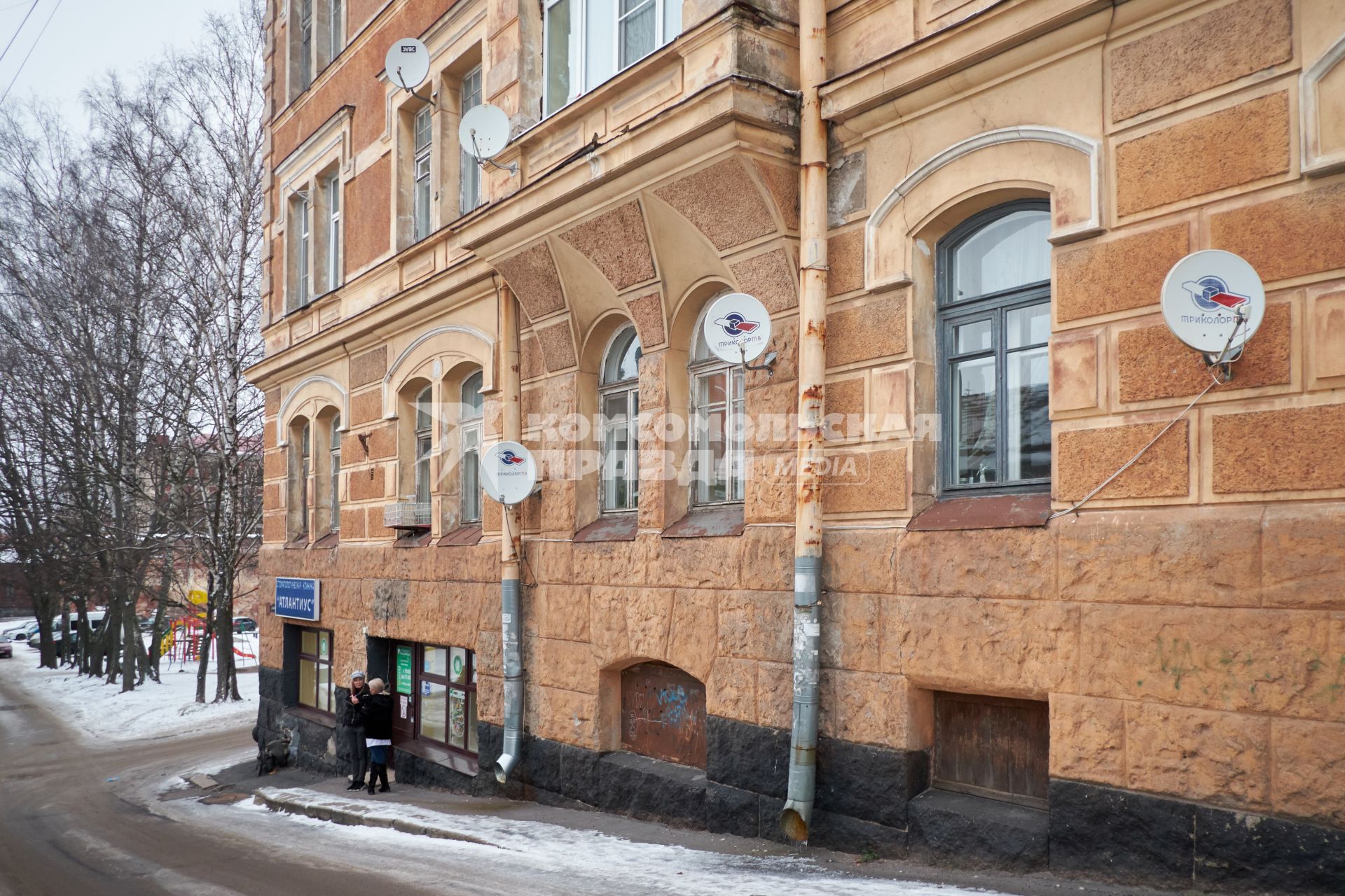 Ленинградская область, Выборг.   Спутниковые антенны  `Триколор ТВ` на фасаде дома.