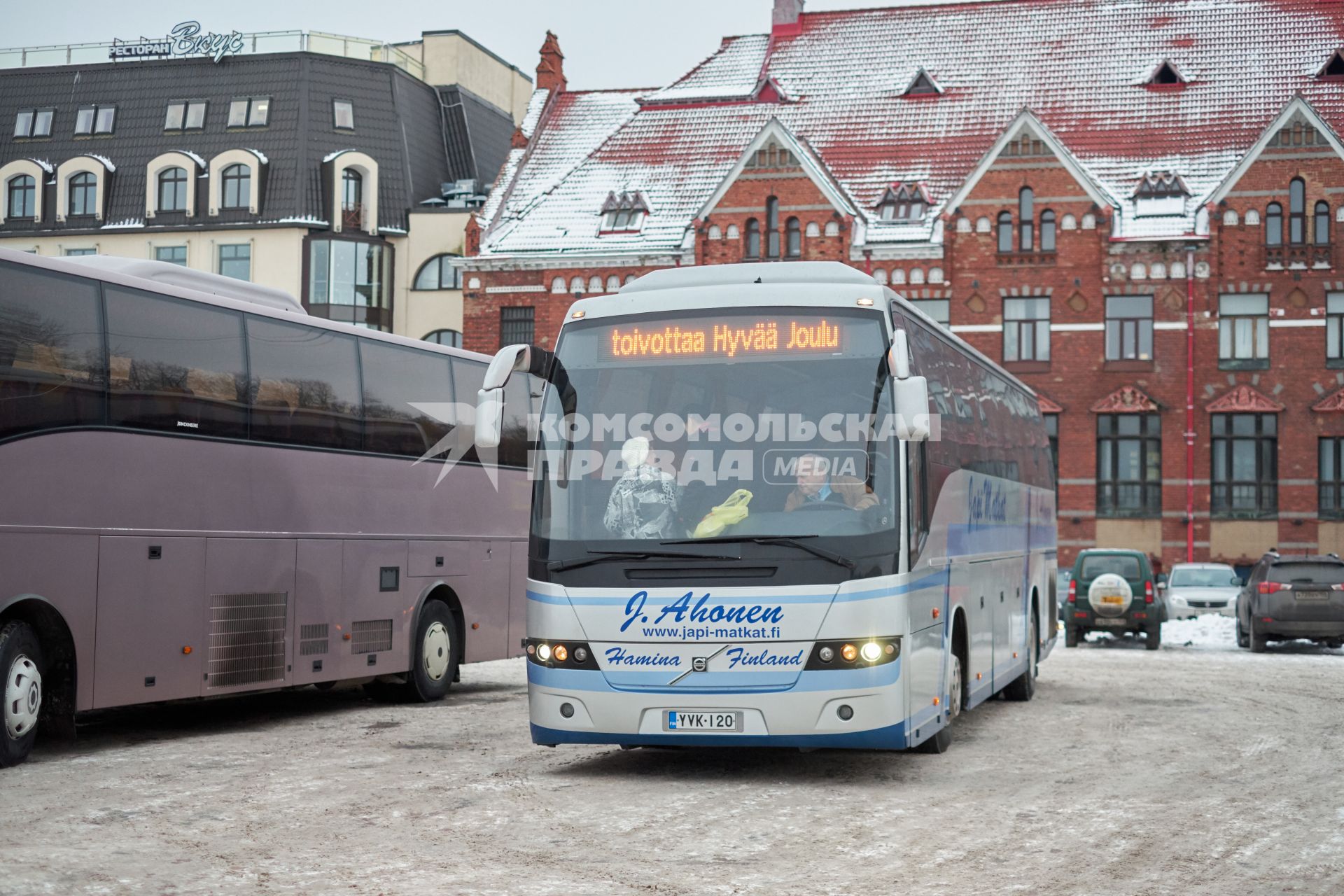 Ленинградская область, Выборг.  Туристический автобус на одной из улиц города.