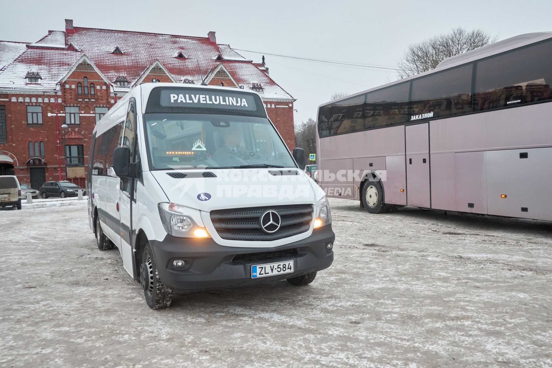 Ленинградская область, Выборг.  Микроавтобус Mercedes-Benz на одной из улиц города.