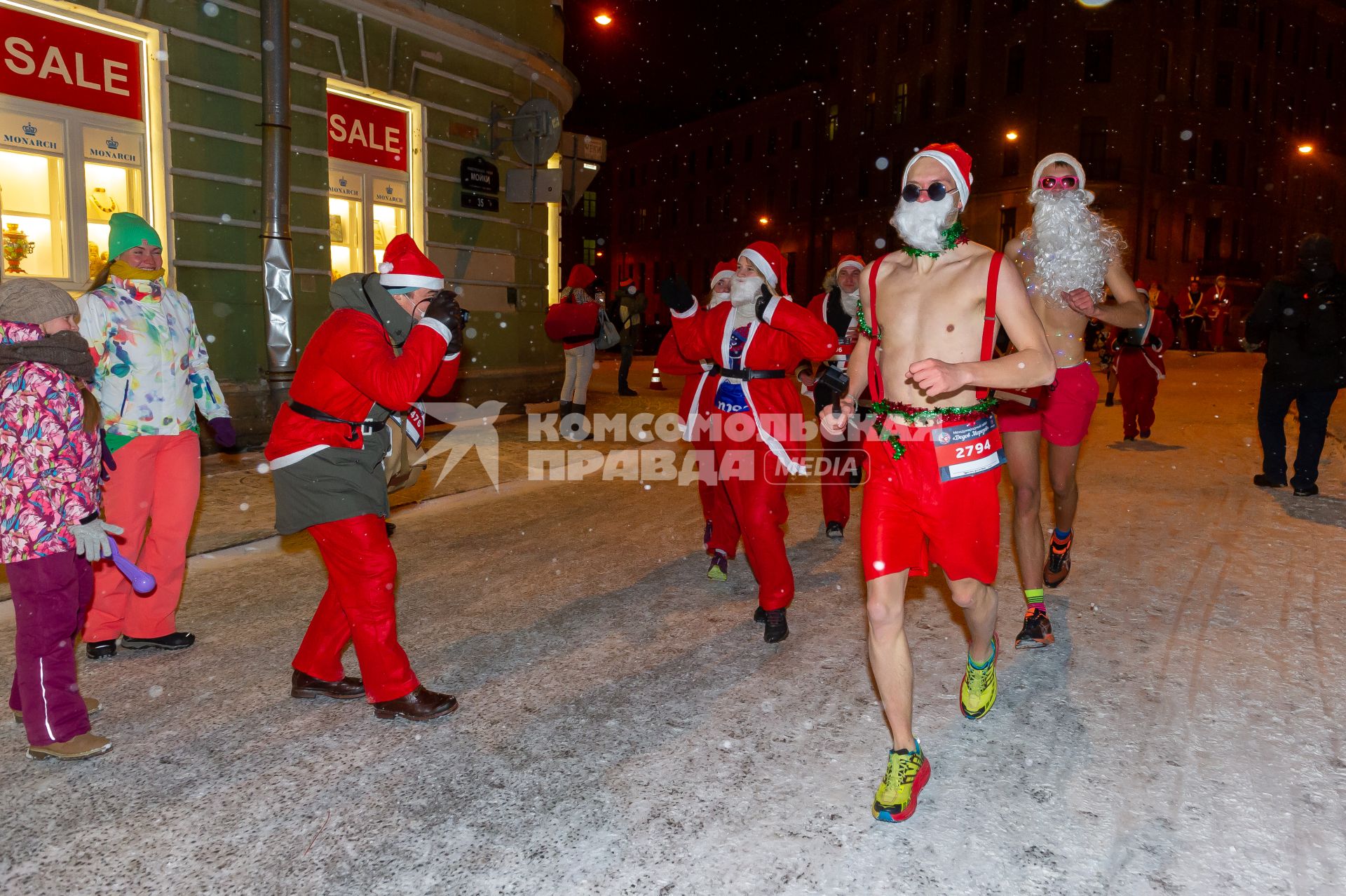 Санкт-Петербург. Участники ежегодного костюмированного забега  Дедов Морозов.