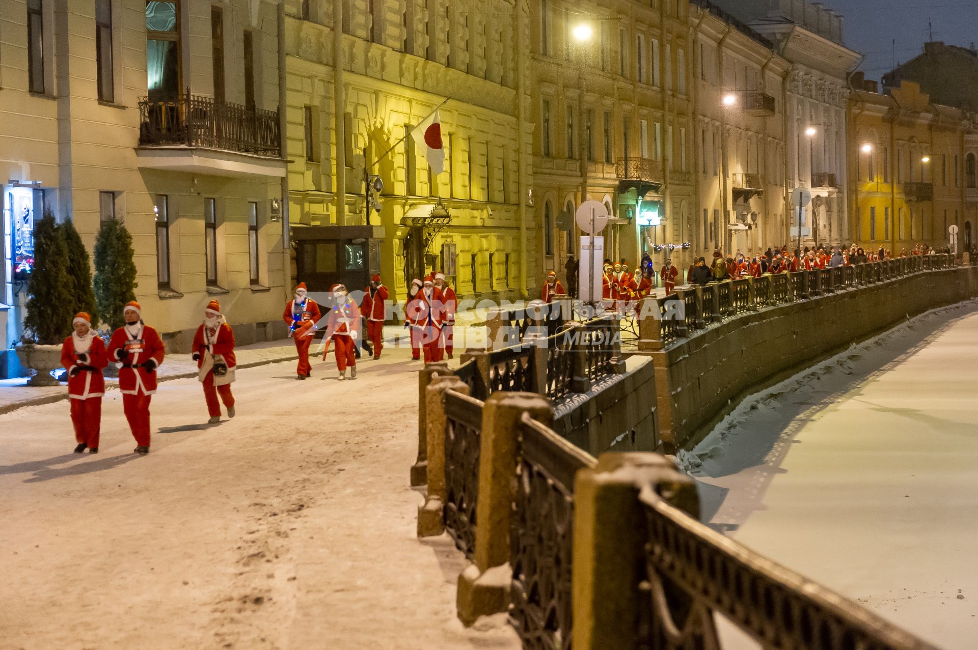 Санкт-Петербург. Участники ежегодного костюмированного забега  Дедов Морозов.