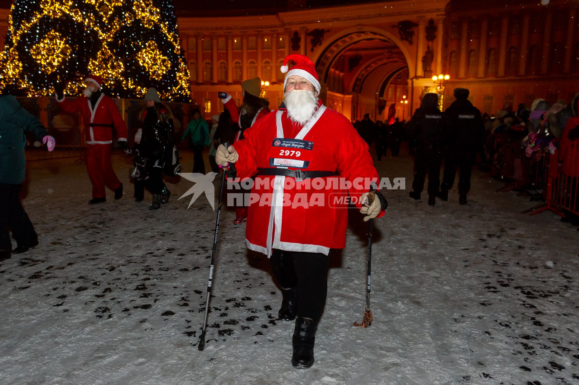 Санкт-Петербург. Участники ежегодного костюмированного забега  Дедов Морозов на Дворцовой площади.
