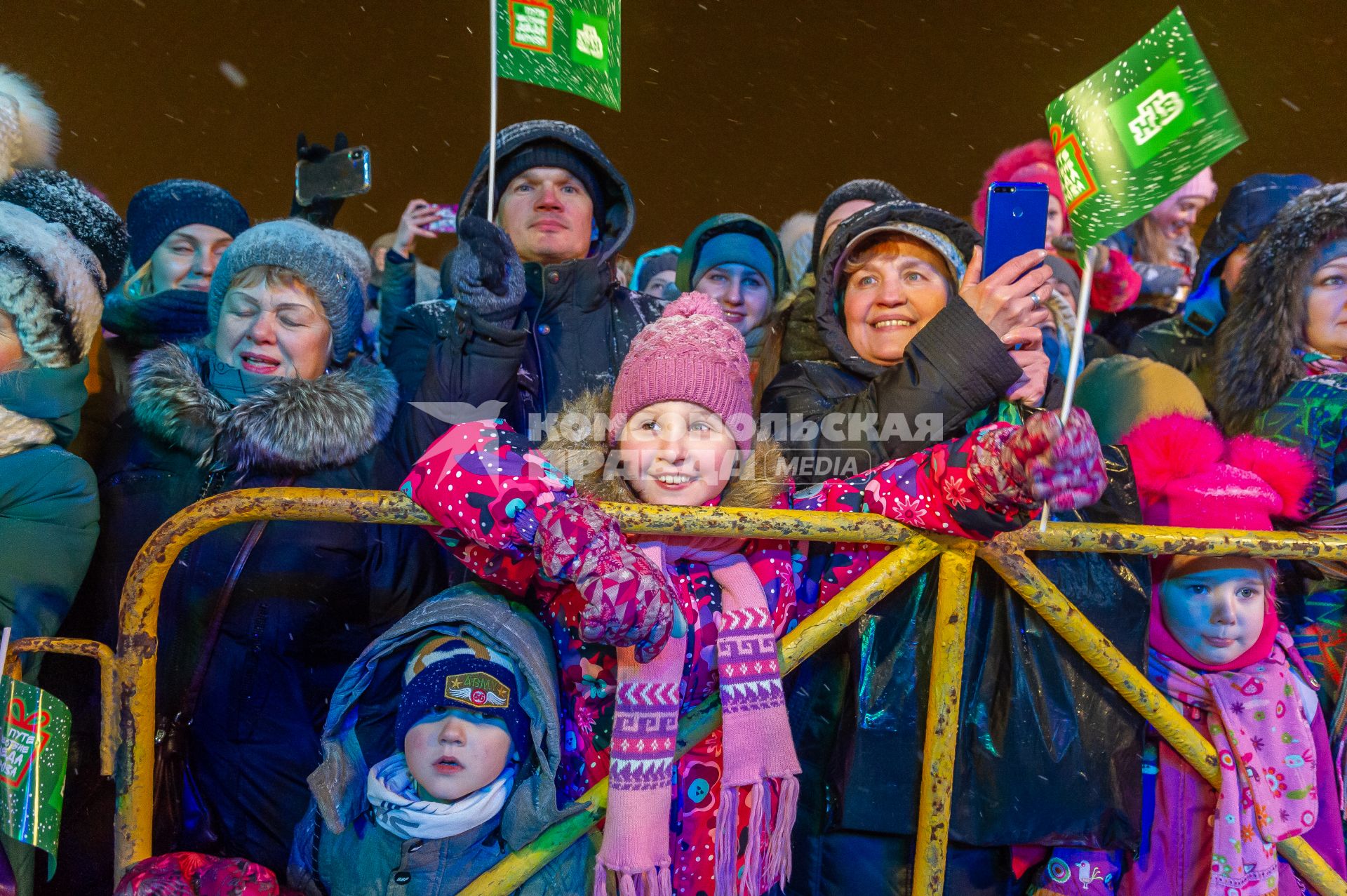 Санкт-Петербург. Дед Мороз зажег огни на главной елке Петербурга  на Дворцовой площади.