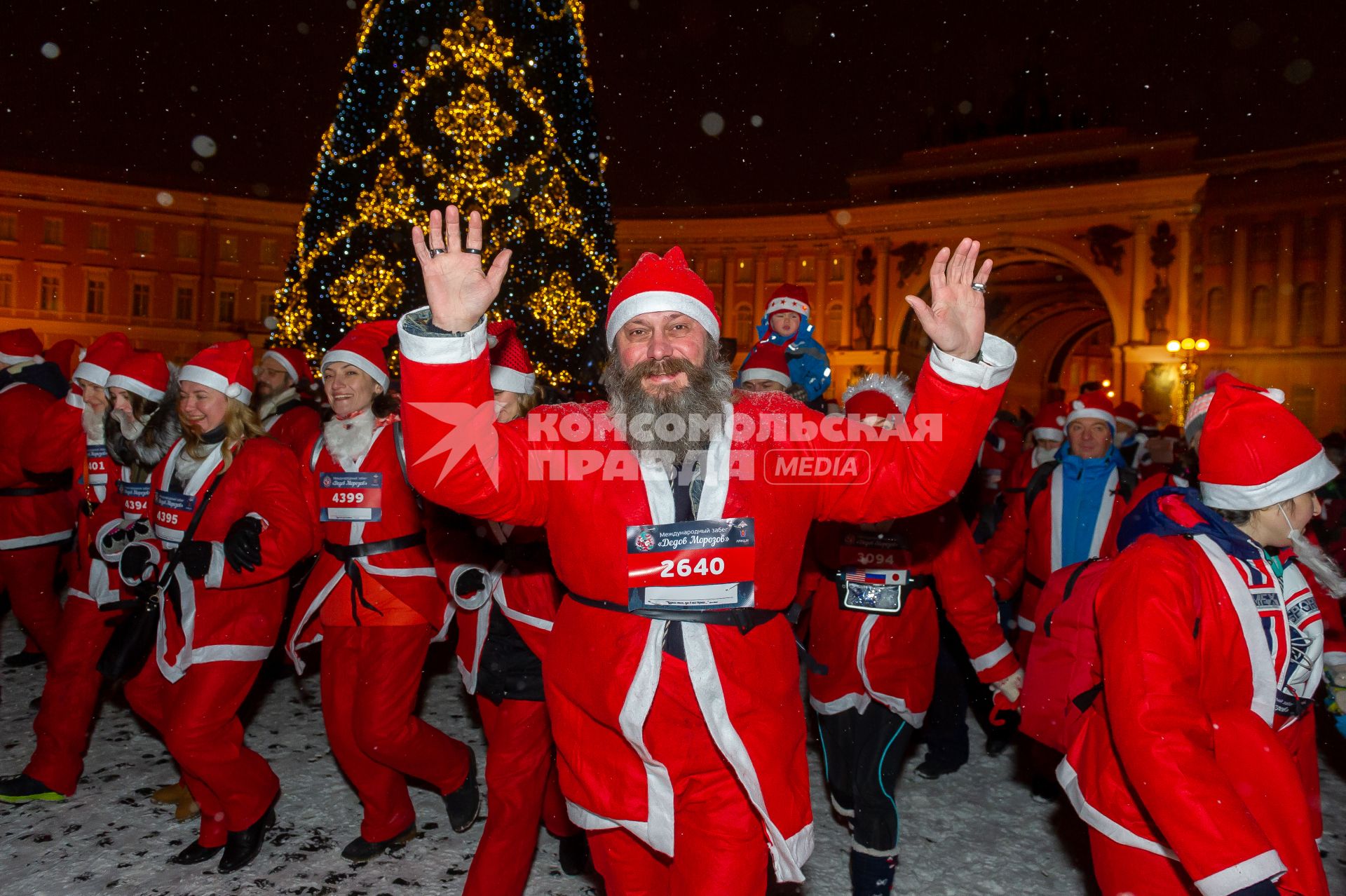 Санкт-Петербург. Участники ежегодного костюмированного забега  Дедов Морозов на Дворцовой площади.