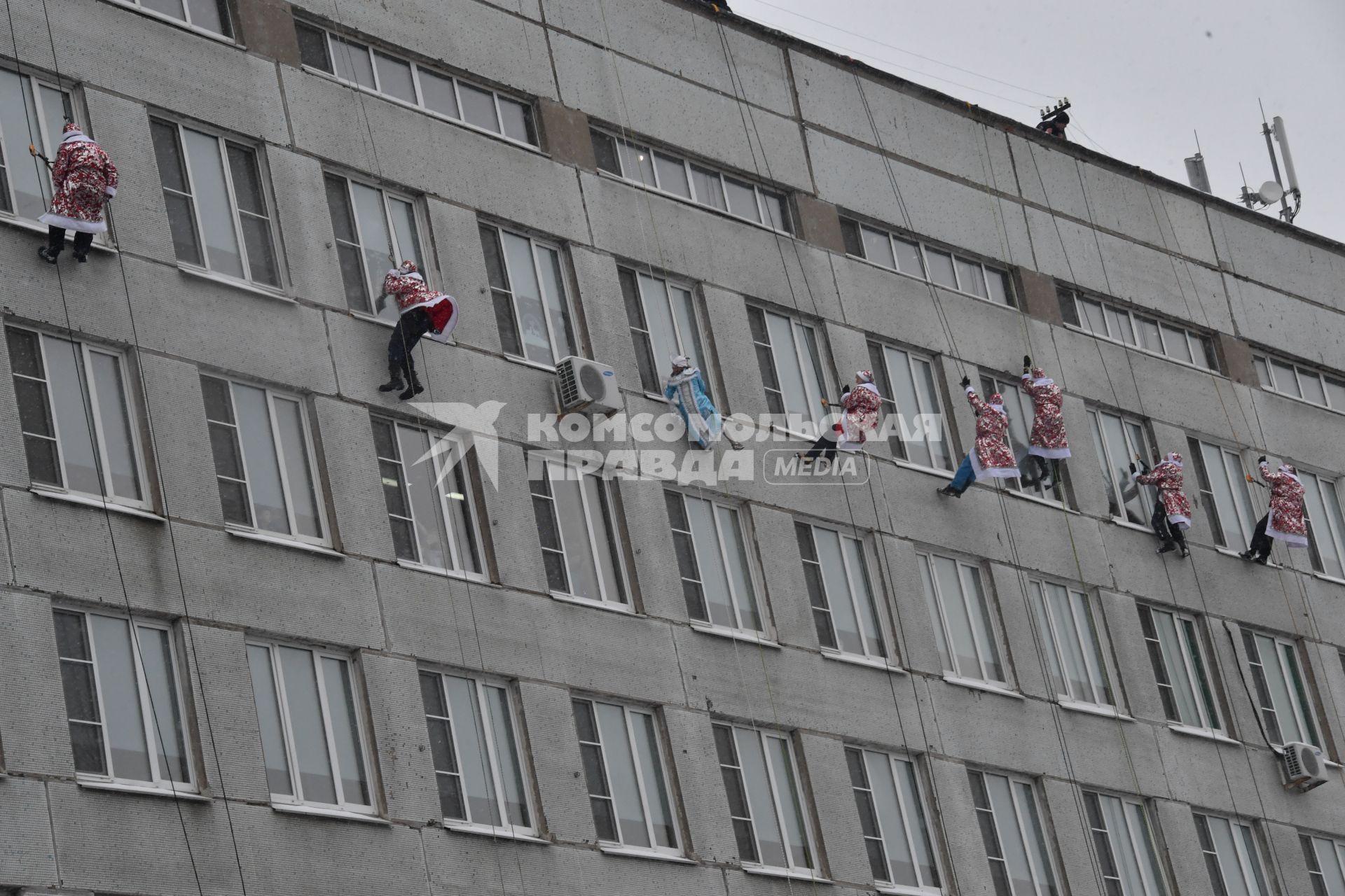 Москва. Спасатели МЧС переоделись в новогодние костюмы и спустились с крыши, чтобы поздравить болеющих деток Морозовской больницы с праздником.