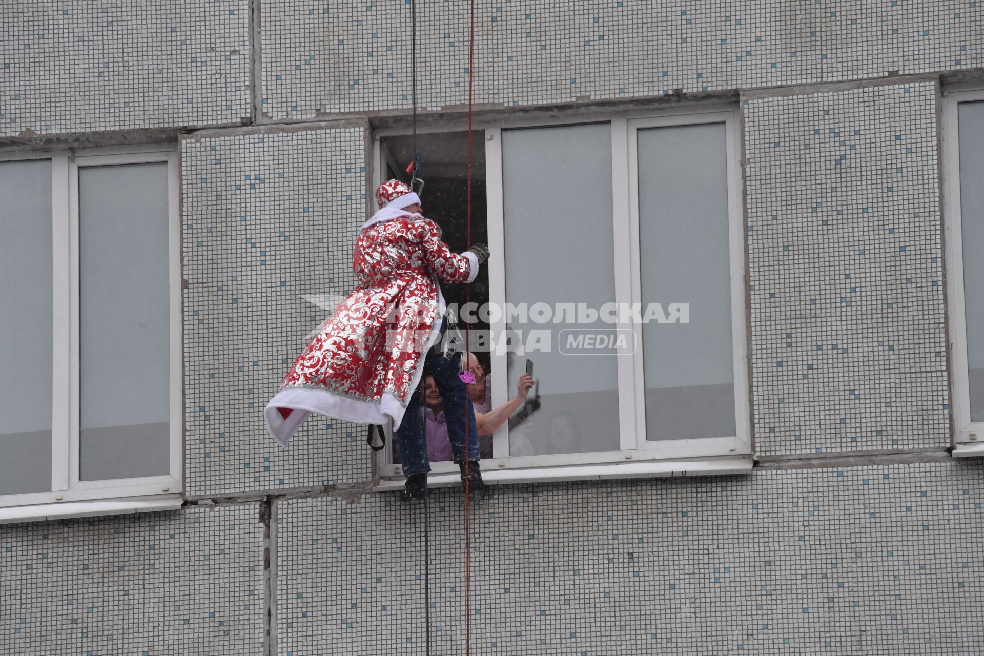 Москва. Спасатели МЧС переоделись в новогодние костюмы, чтобы поздравить болеющих деток Морозовской больницы с праздником.