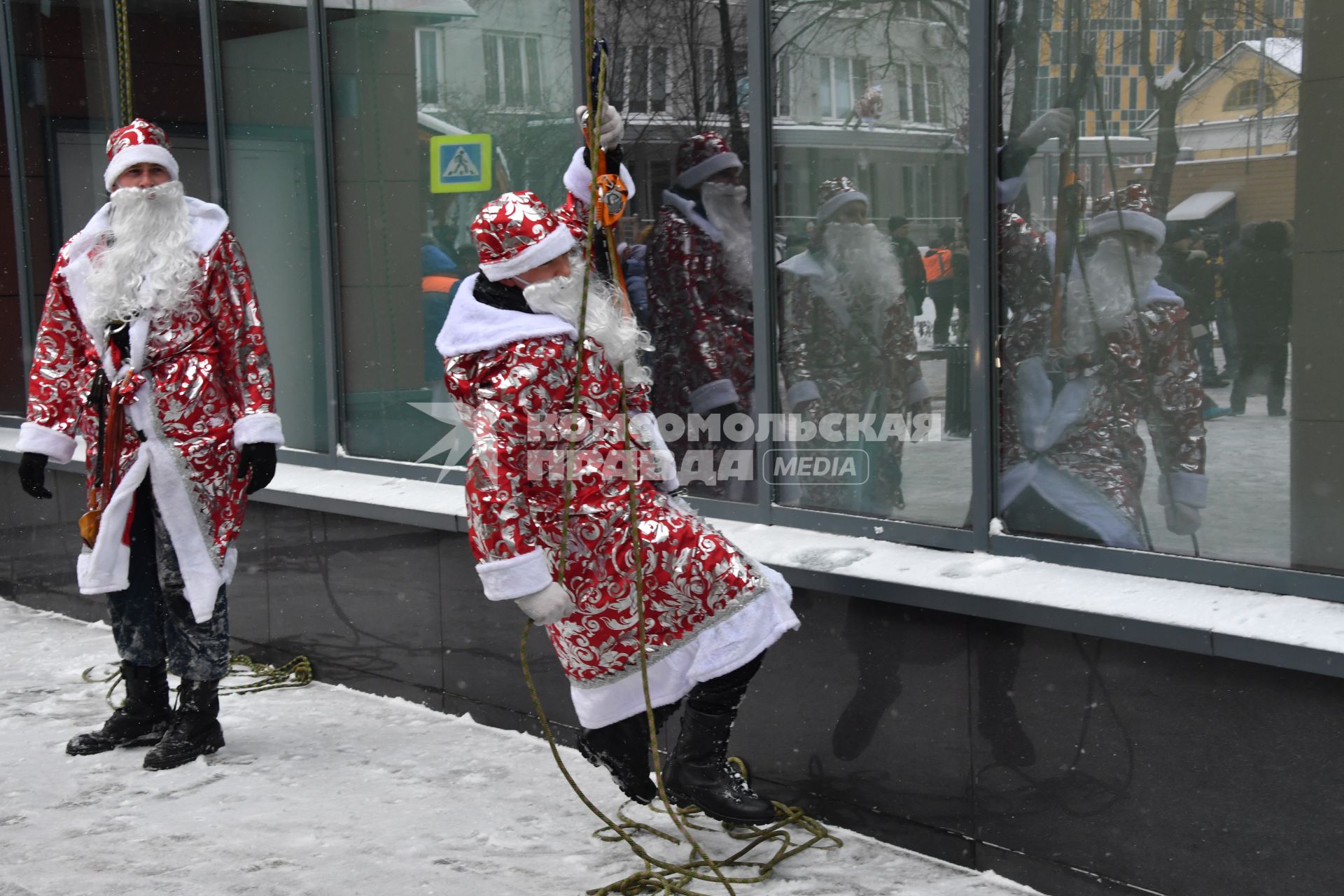 Москва. Спасатели МЧС переоделись в новогодние костюмы и спустились с крыши, чтобы поздравить болеющих деток Морозовской больницы с праздником.