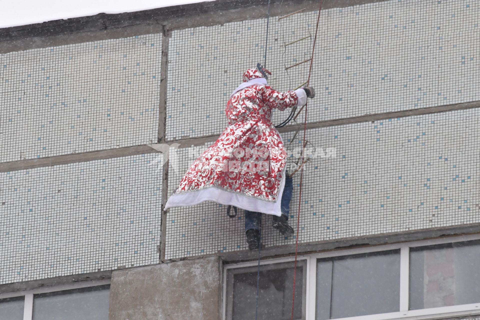 Москва. Спасатели МЧС переоделись в новогодние костюмы, чтобы поздравить болеющих деток Морозовской больницы с праздником.