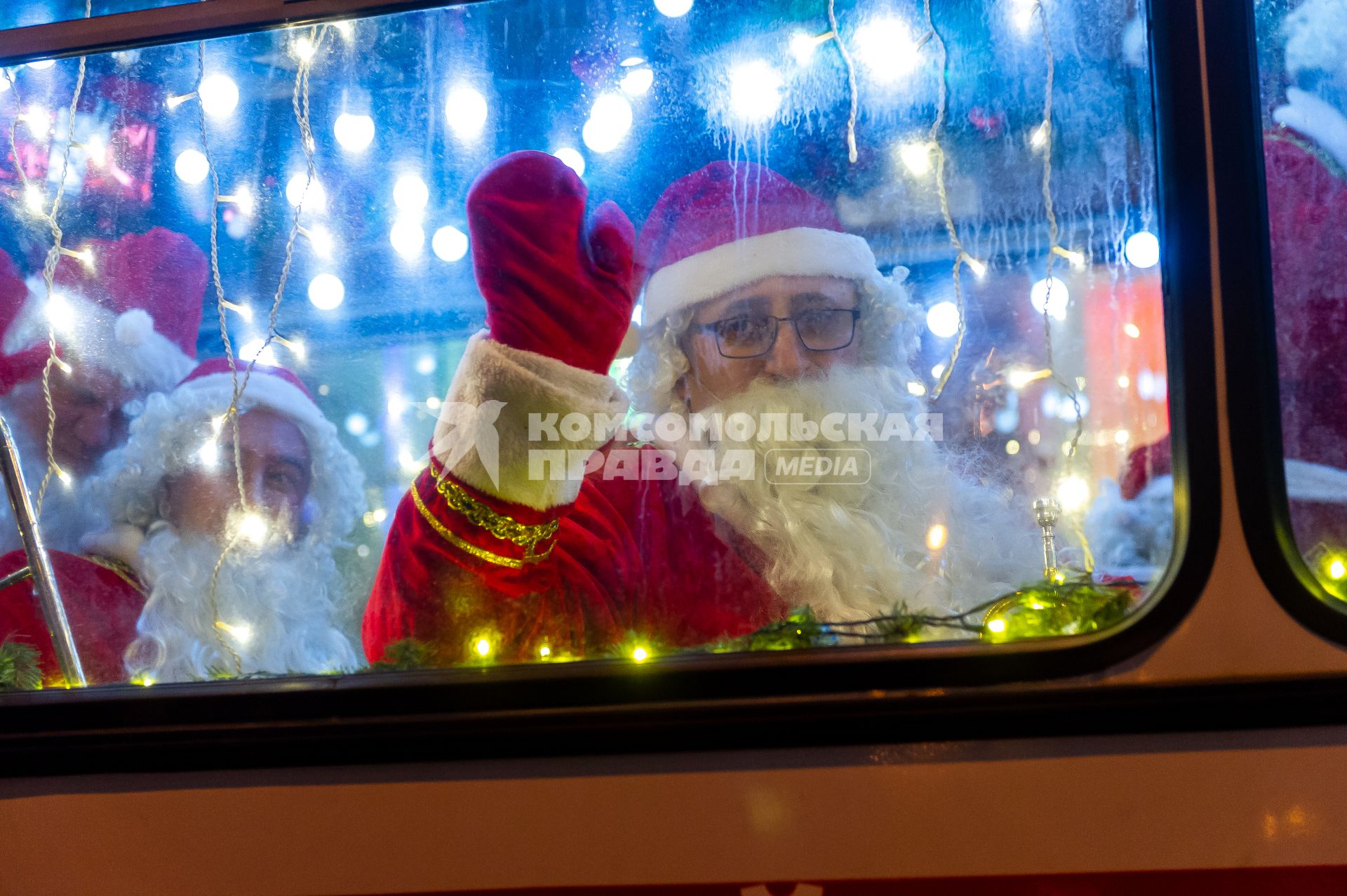 Санкт-Петербург.  Музыканты в костюмах Деда Мороза в `Дедморобусе`  на Лиговском проспекте.