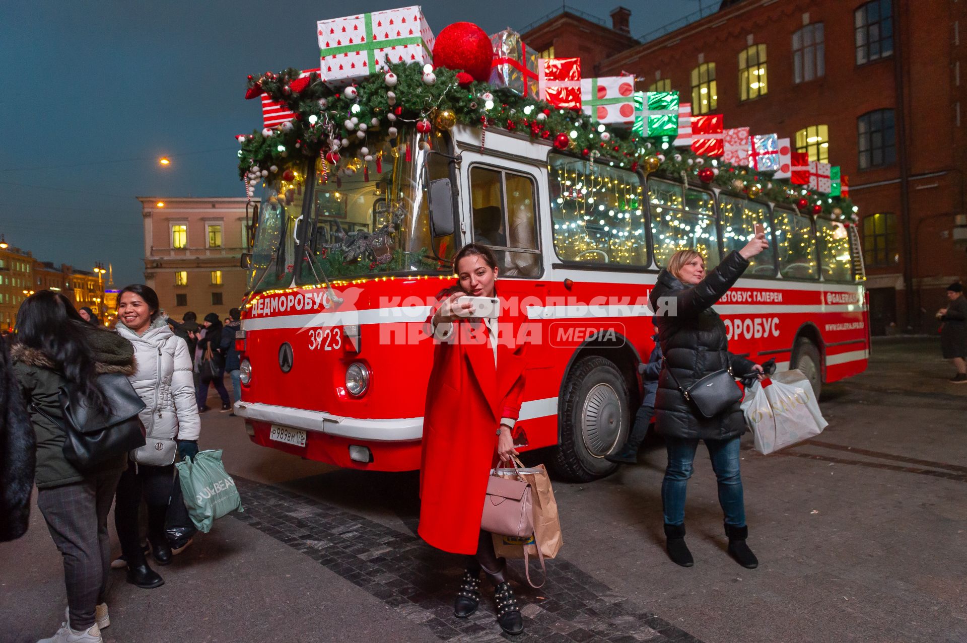 Санкт-Петербург. Новогодний `Дедморобус` с оркестром на одной из улиц города.