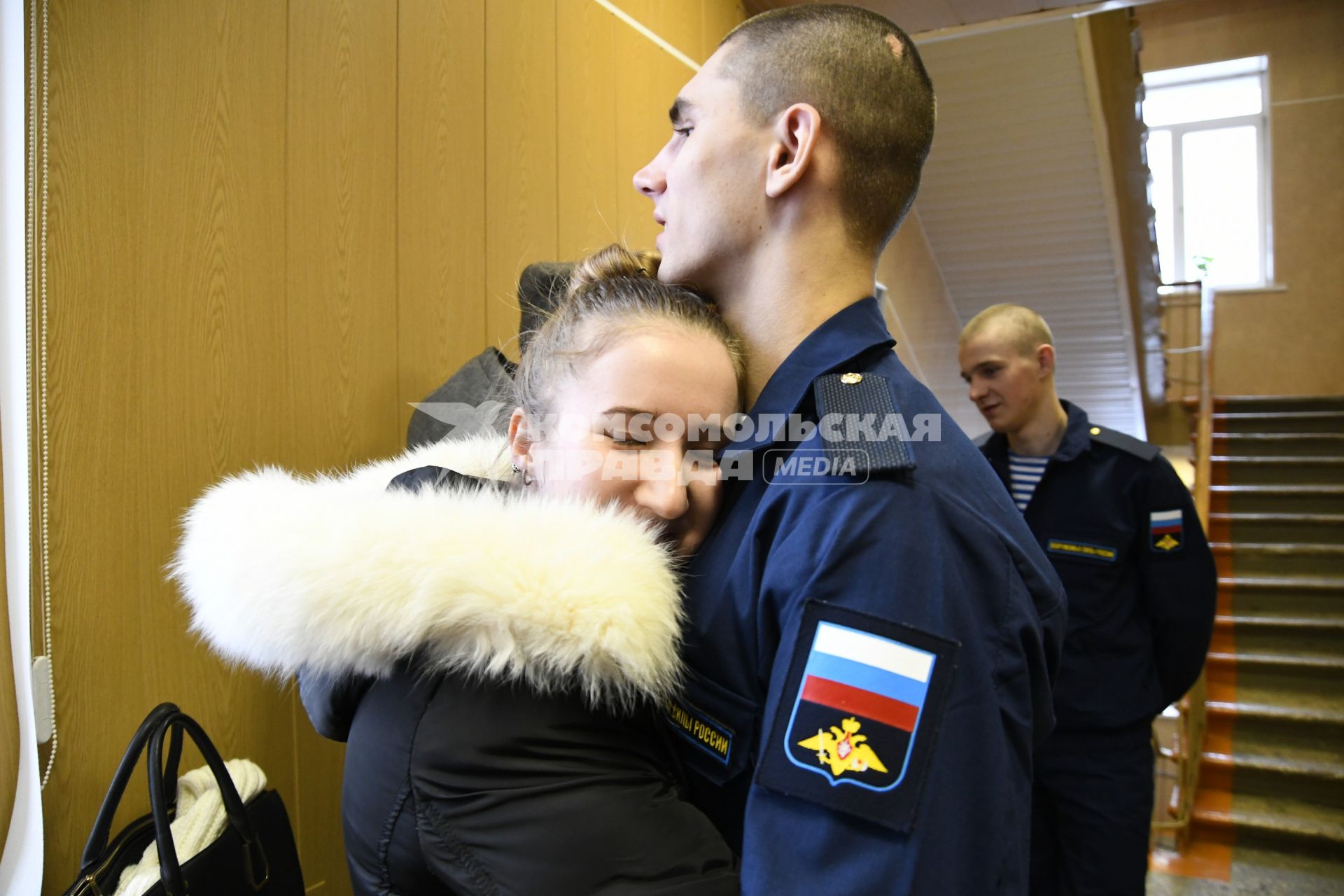 Тула. Призывник Тульской области прощается с родными  на сборном пункте военного комиссариата перед отправкой на службу.