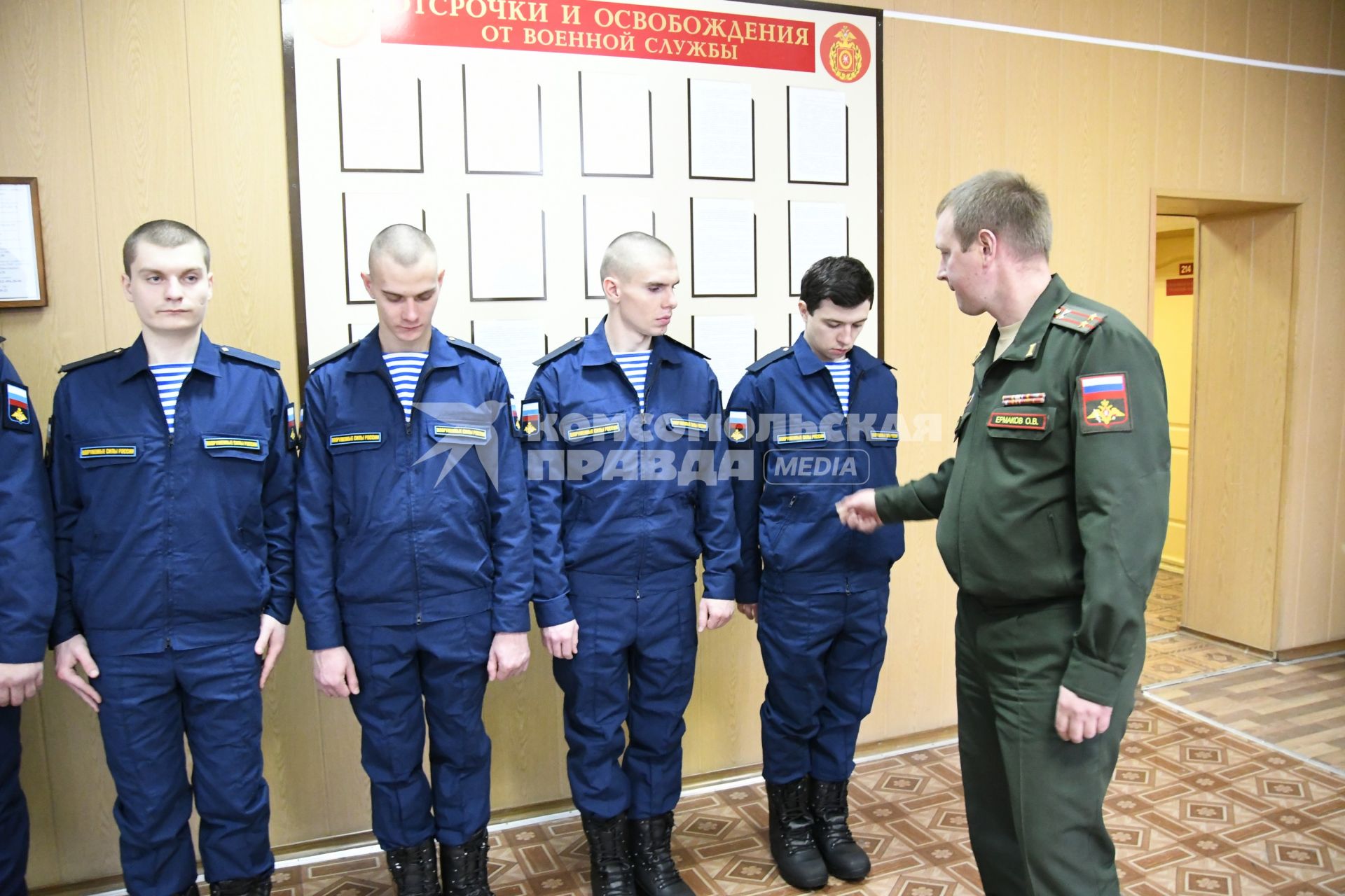 Тула. Призывники Тульской области на сборном пункте военного комиссариата.