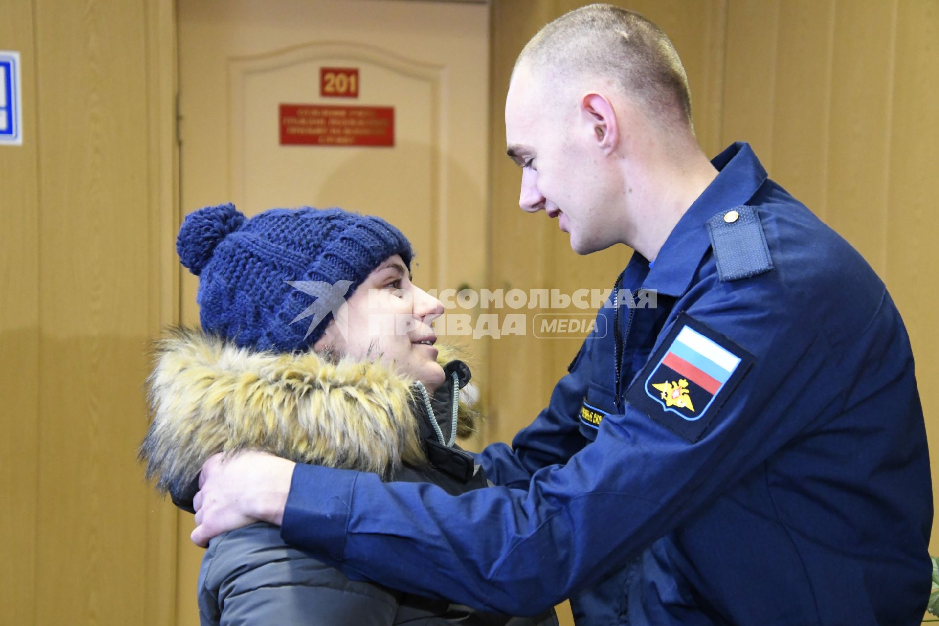 Тула. Призывник Тульской области прощается с родными  на сборном пункте военного комиссариата перед отправкой на службу.