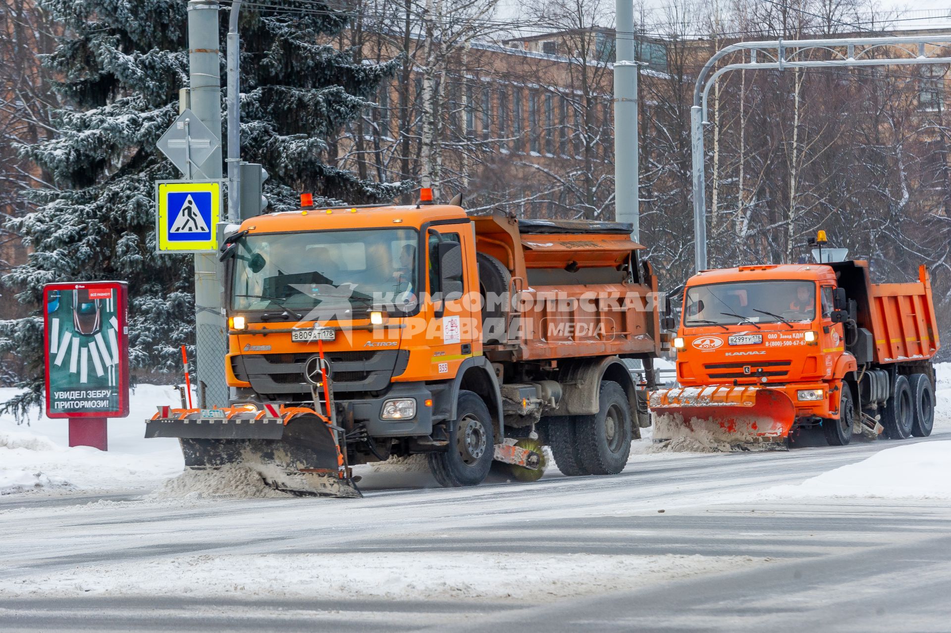 Санкт-Петербург.   Снегоуборочная техника коммунальных служб во время уборки снега на одной из улиц города.