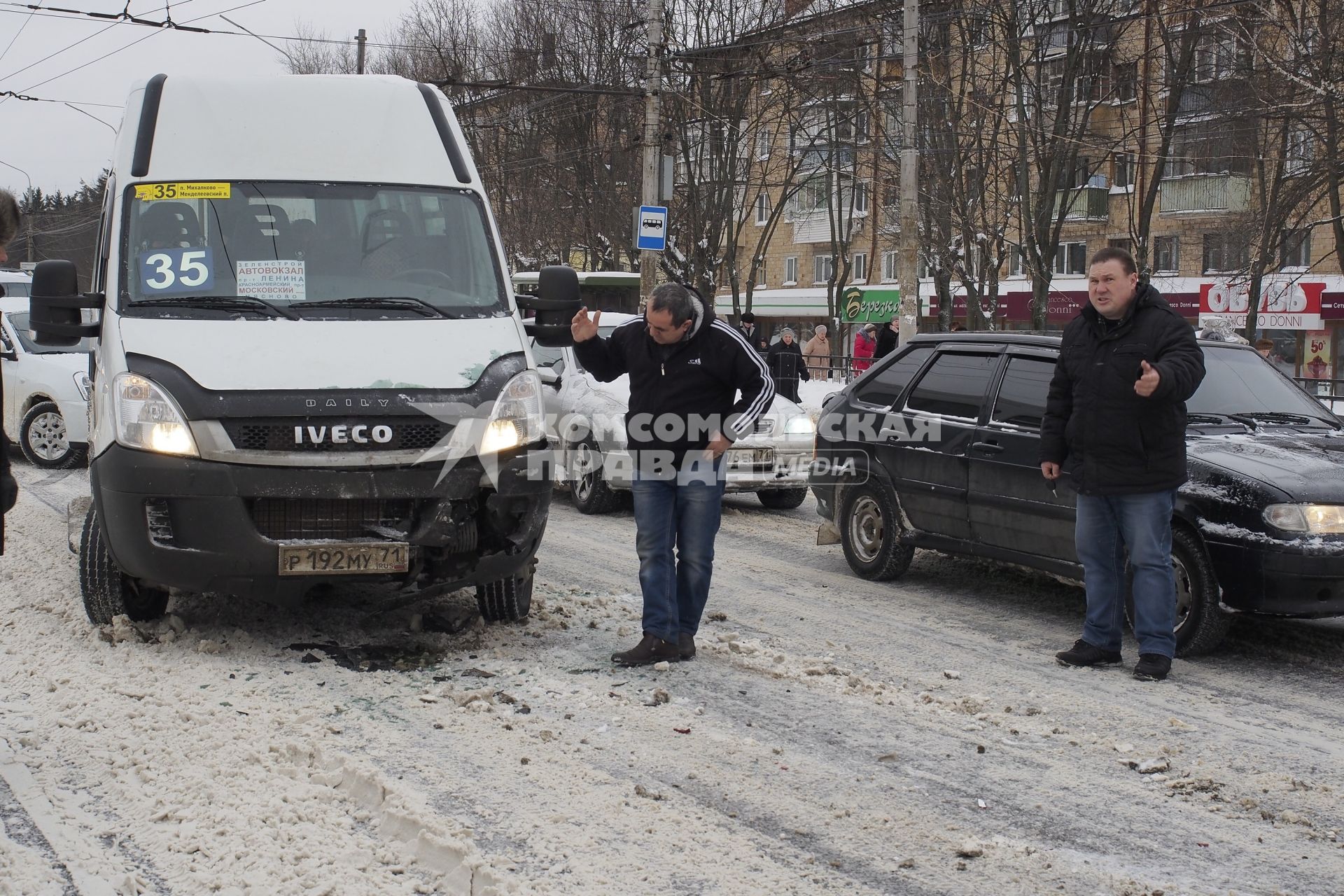 Тула. Автомобили, пострадавшие в результате ДТП на одной из улиц города.