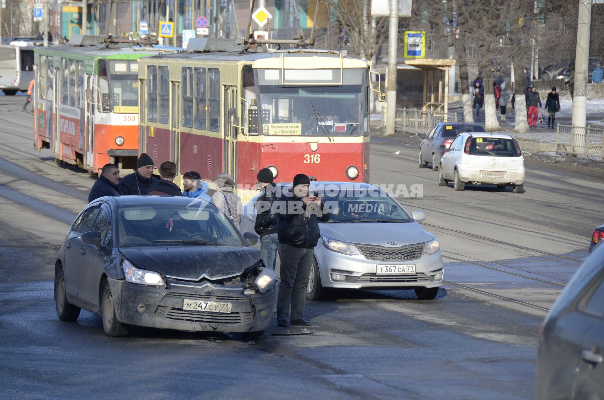 Тула. Автомобили, пострадавшие в результате ДТП на одной из улиц города.