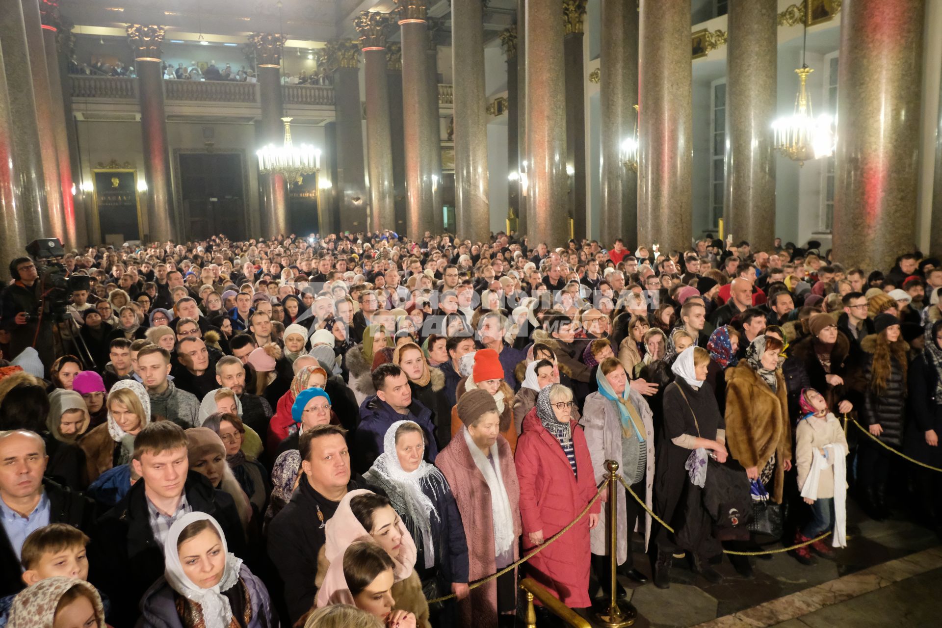 Санкт-Петербург. Верующие во время Рождественского  богослужения в Казанском соборе.