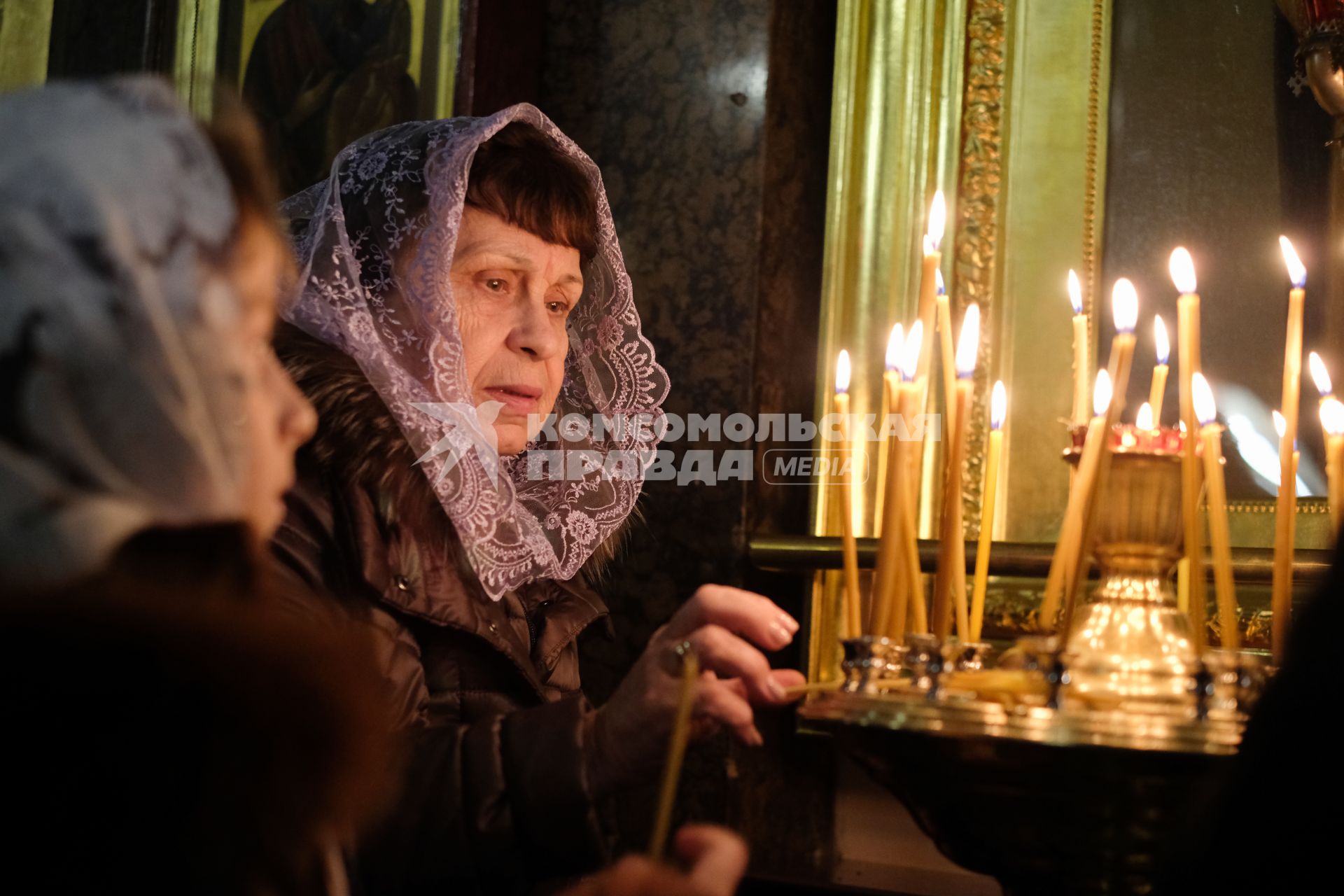 Санкт-Петербург. Верующие во время Рождественского  богослужения в Казанском соборе.