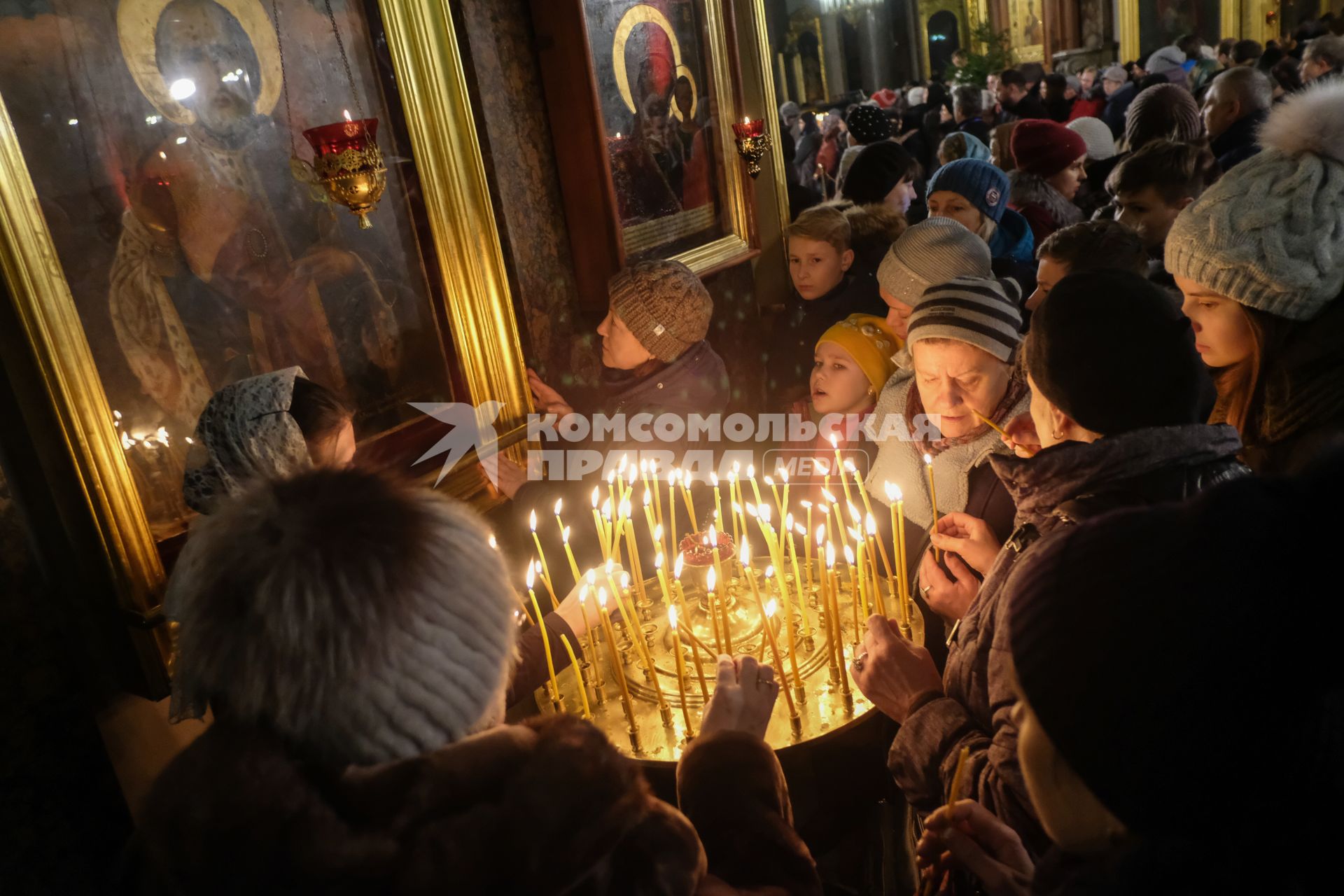 Санкт-Петербург. Верующие во время Рождественского  богослужения в Казанском соборе.