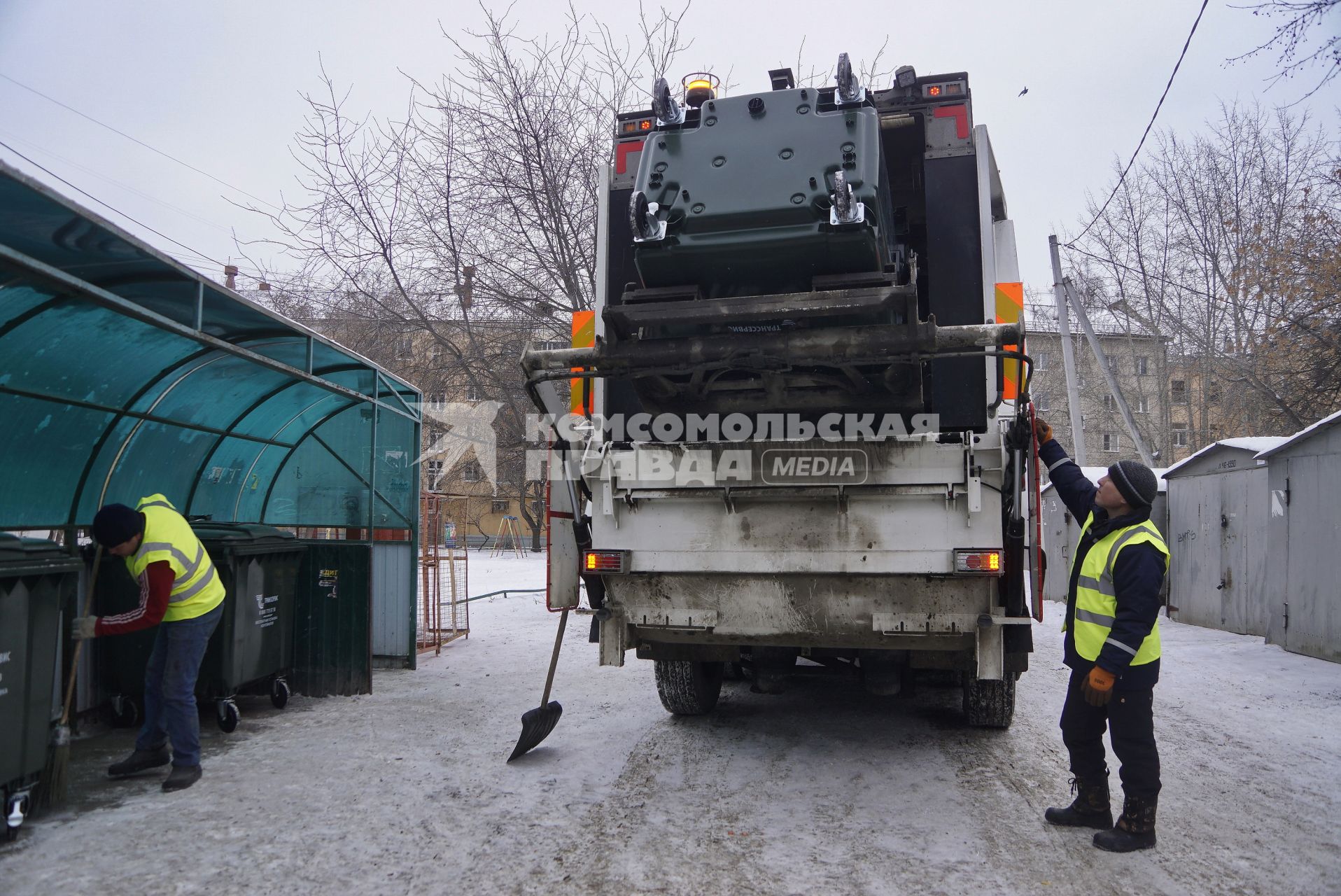 Екатеринбург. Мусорная реформа. Сбор мусора у помойки