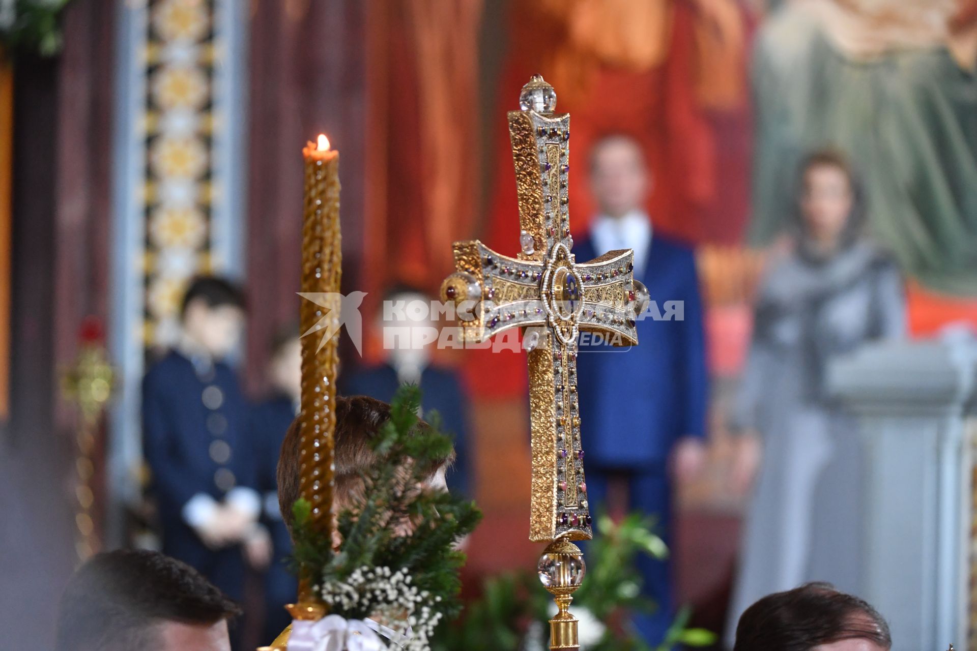 Москва. Премьер-министр РФ Дмитрий Медведев с супругой Светланой во время праздничного богослужения по случаю  Рождества Христова в храме Христа Спасителя.