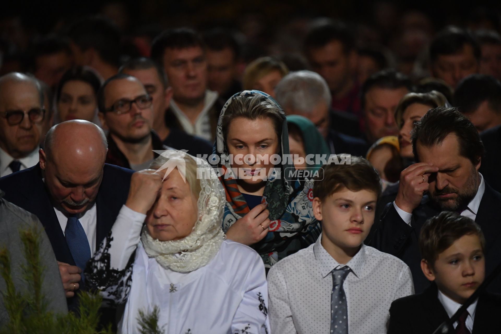 Москва. Верующие во время праздничного богослужения по случаю  Рождества Христова в храме Христа Спасителя.