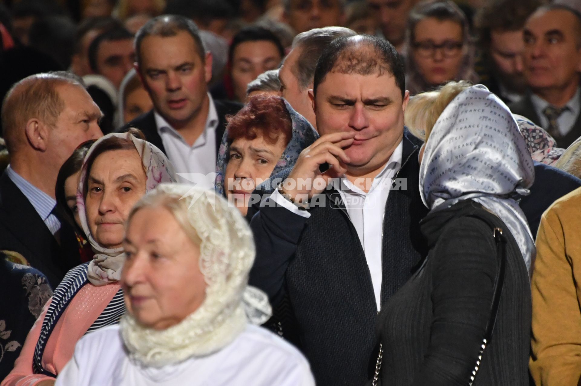 Москва. Верующие во время праздничного богослужения по случаю  Рождества Христова в храме Христа Спасителя.