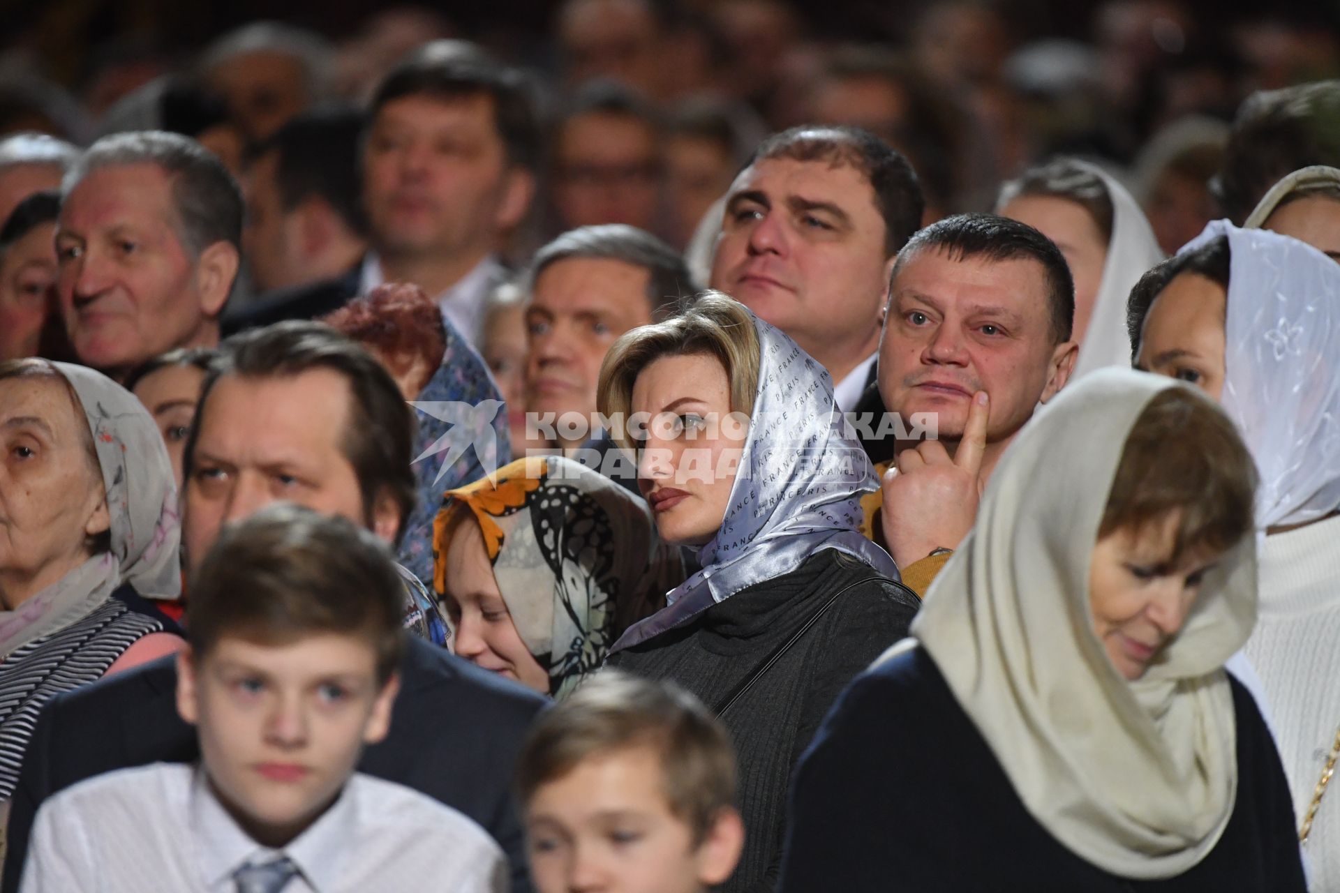 Москва. Верующие во время праздничного богослужения по случаю  Рождества Христова в храме Христа Спасителя.