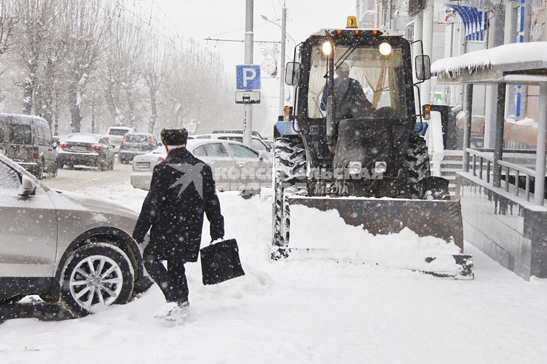 Барнаул. Снегоуборочная техника на улице города.