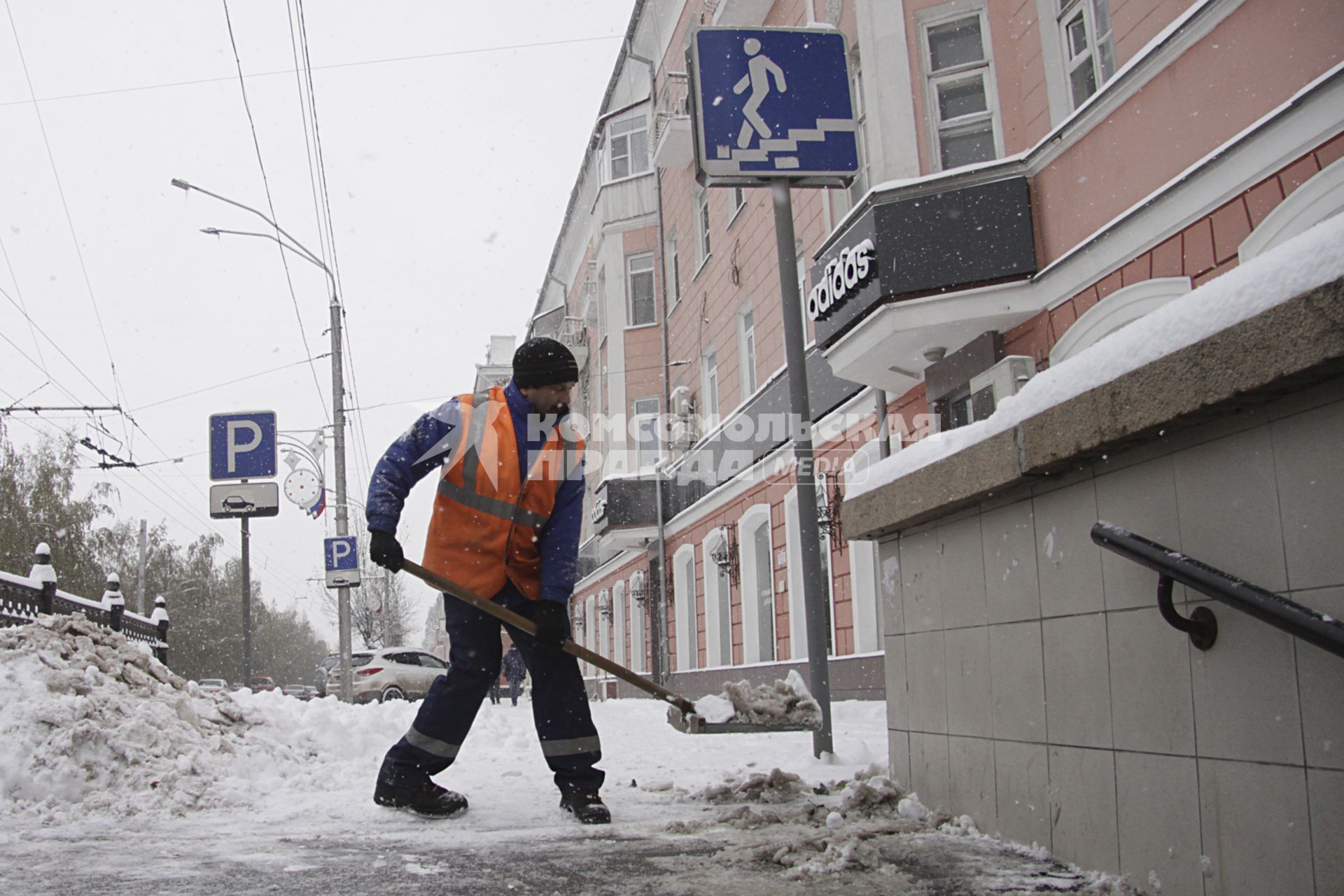 Барнаул. Уборка снега на улице города.